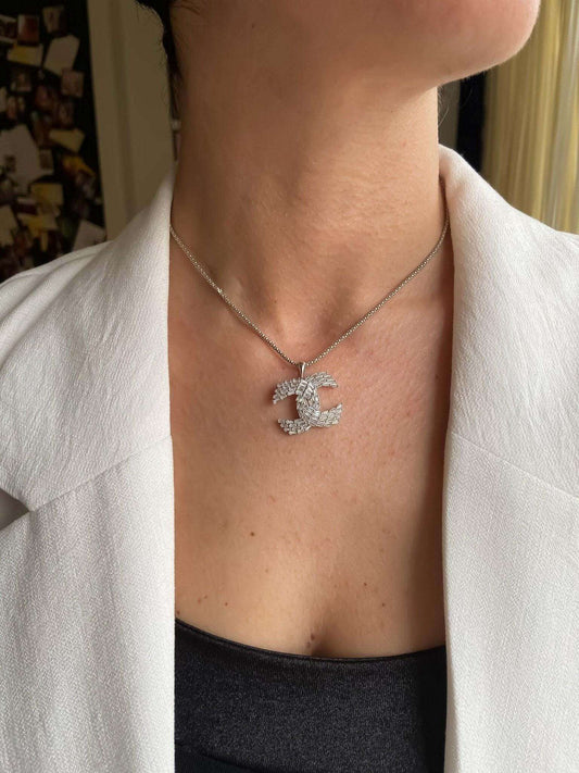 Vintage Chanel necklace in 925 sterling silver with pendant worn on neck