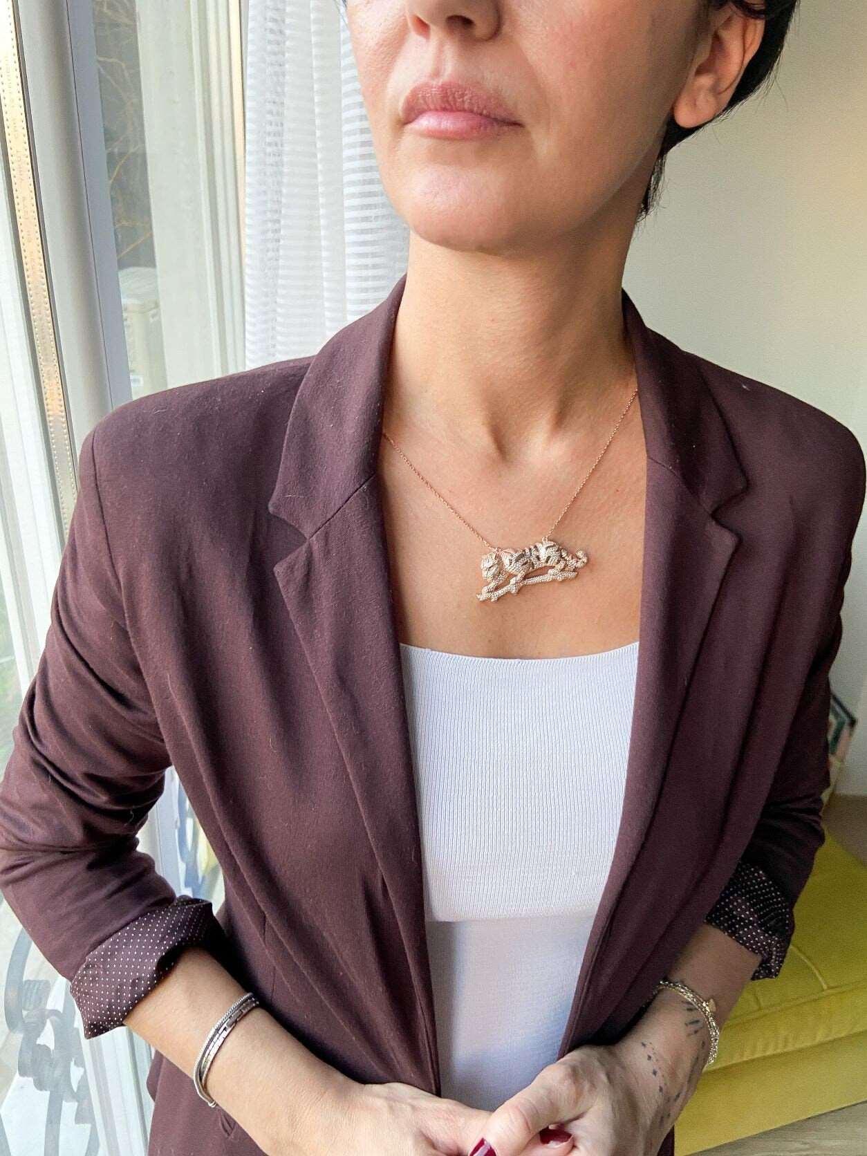 Champagne Color Leopard Custom Desing Necklace, Handmade Nacre WorkingUnique Champagne Color Leopard is 925 sterling silver and it is completely handcrafted.Stone is zircon gemstone.
Eyes is Emerald. Nacre Working Handmade Study. DesigChampagne Color Leopard
