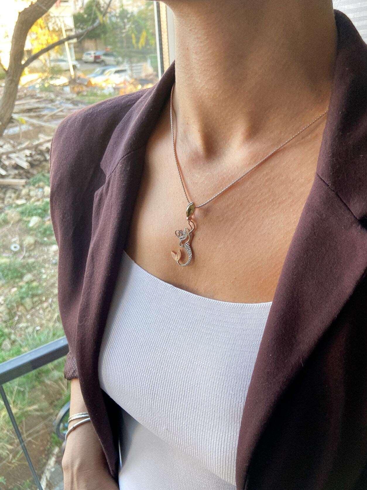 Citrine Stone Mermaid Jewelry Natural Citrine Stone Necklace For Women925 Sterling Silver A beautiful mermaid is swimming up to the surface, carrying a Natural Citrine Stone as a gift from the deep sea to the land world.
These speciallCitrine Stone Necklace