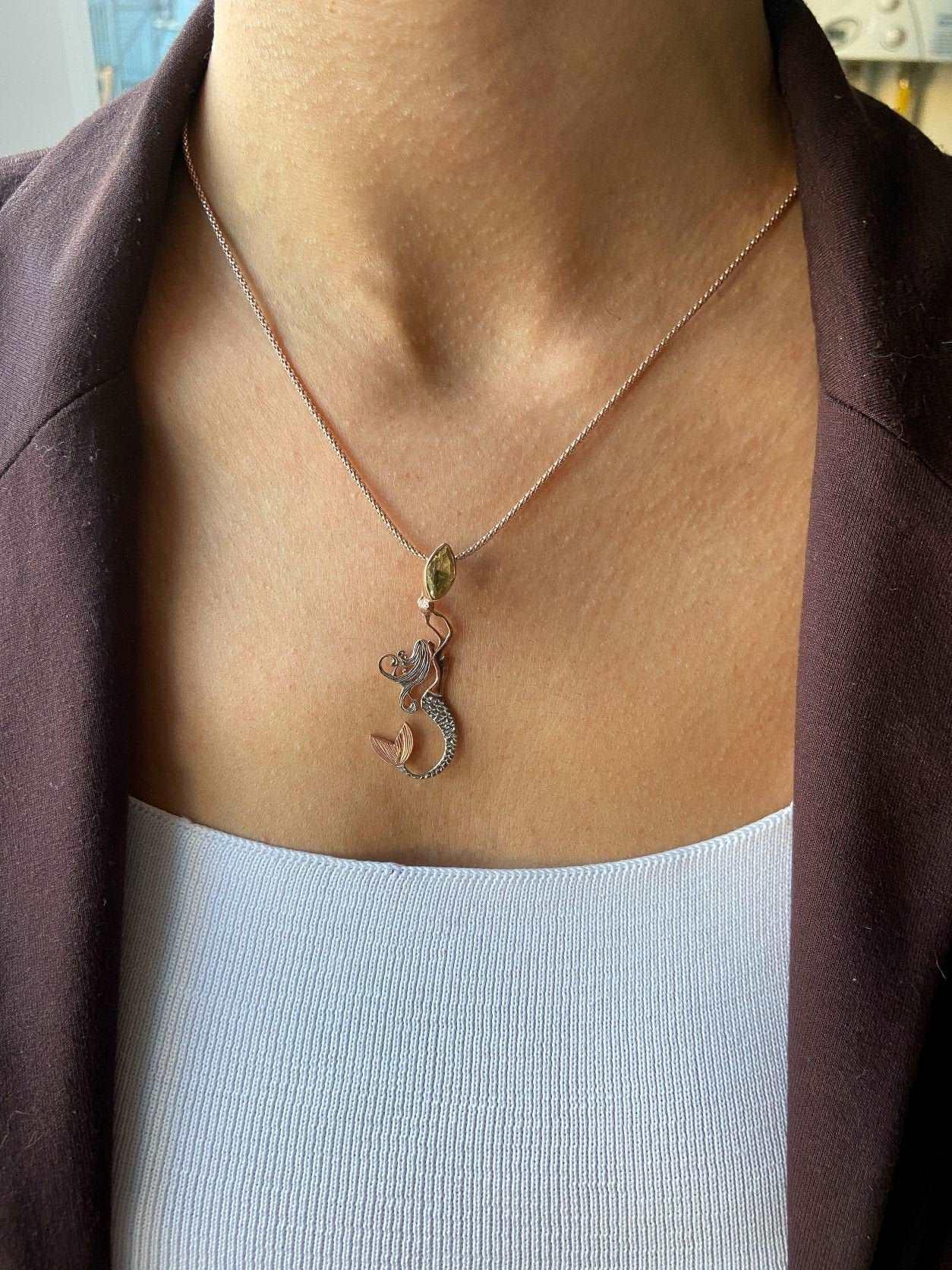 Citrine Stone Mermaid Jewelry Natural Citrine Stone Necklace For Women925 Sterling Silver A beautiful mermaid is swimming up to the surface, carrying a Natural Citrine Stone as a gift from the deep sea to the land world.
These speciallCitrine Stone Necklace