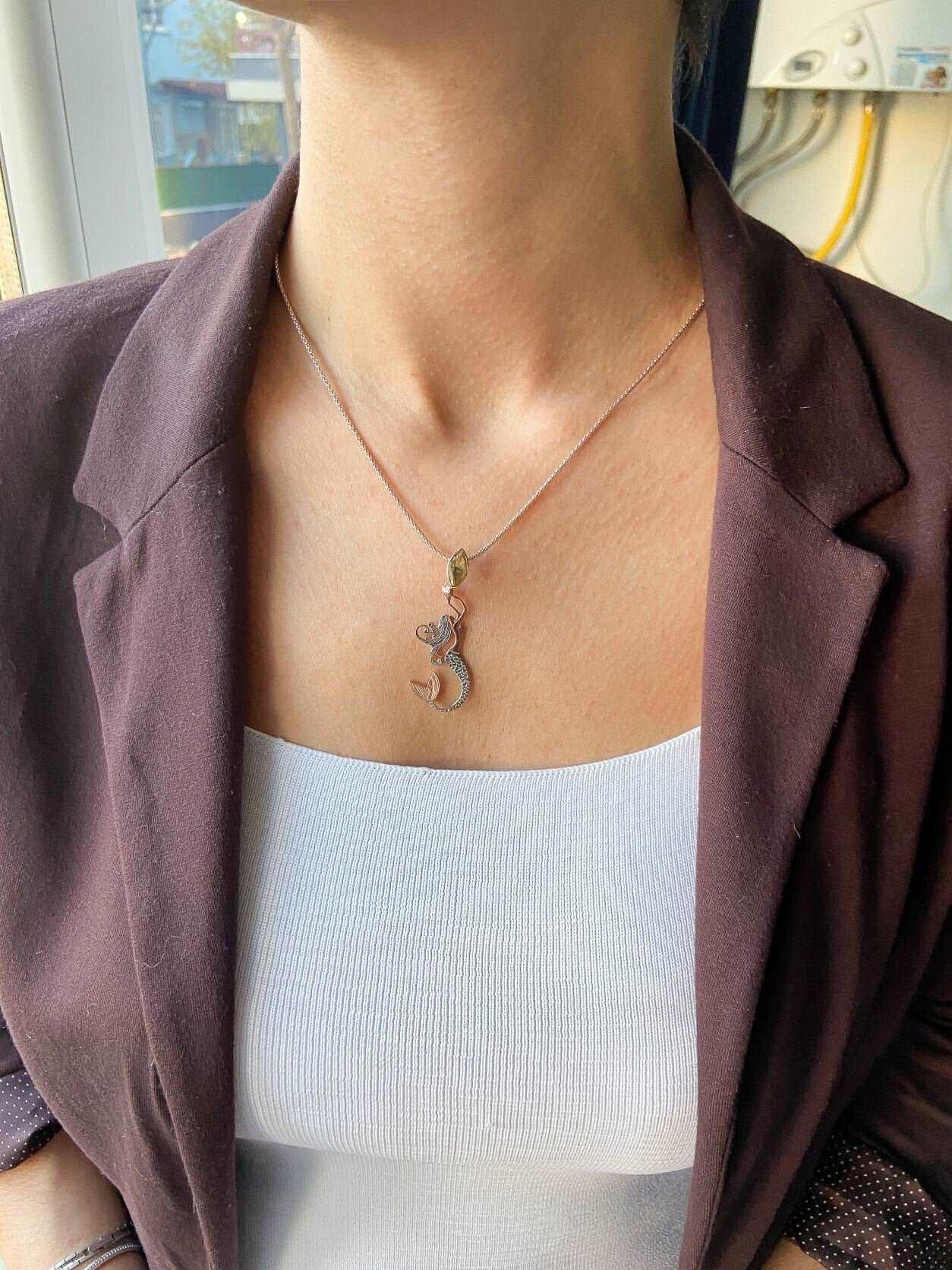Citrine Stone Mermaid Jewelry Natural Citrine Stone Necklace For Women925 Sterling Silver A beautiful mermaid is swimming up to the surface, carrying a Natural Citrine Stone as a gift from the deep sea to the land world.
These speciallCitrine Stone Necklace