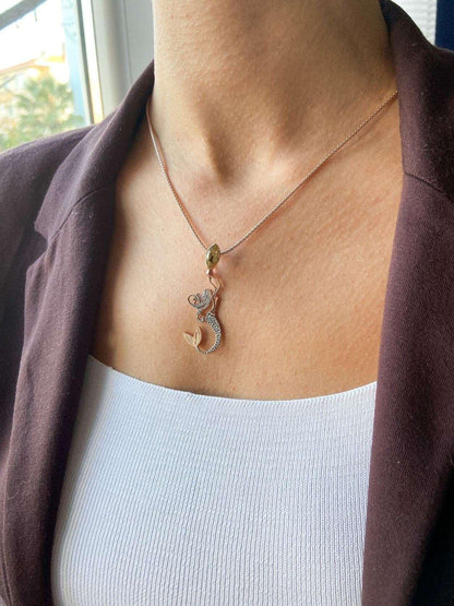 Citrine Stone Mermaid Jewelry Natural Citrine Stone Necklace For Women925 Sterling Silver A beautiful mermaid is swimming up to the surface, carrying a Natural Citrine Stone as a gift from the deep sea to the land world.
These speciallCitrine Stone Necklace