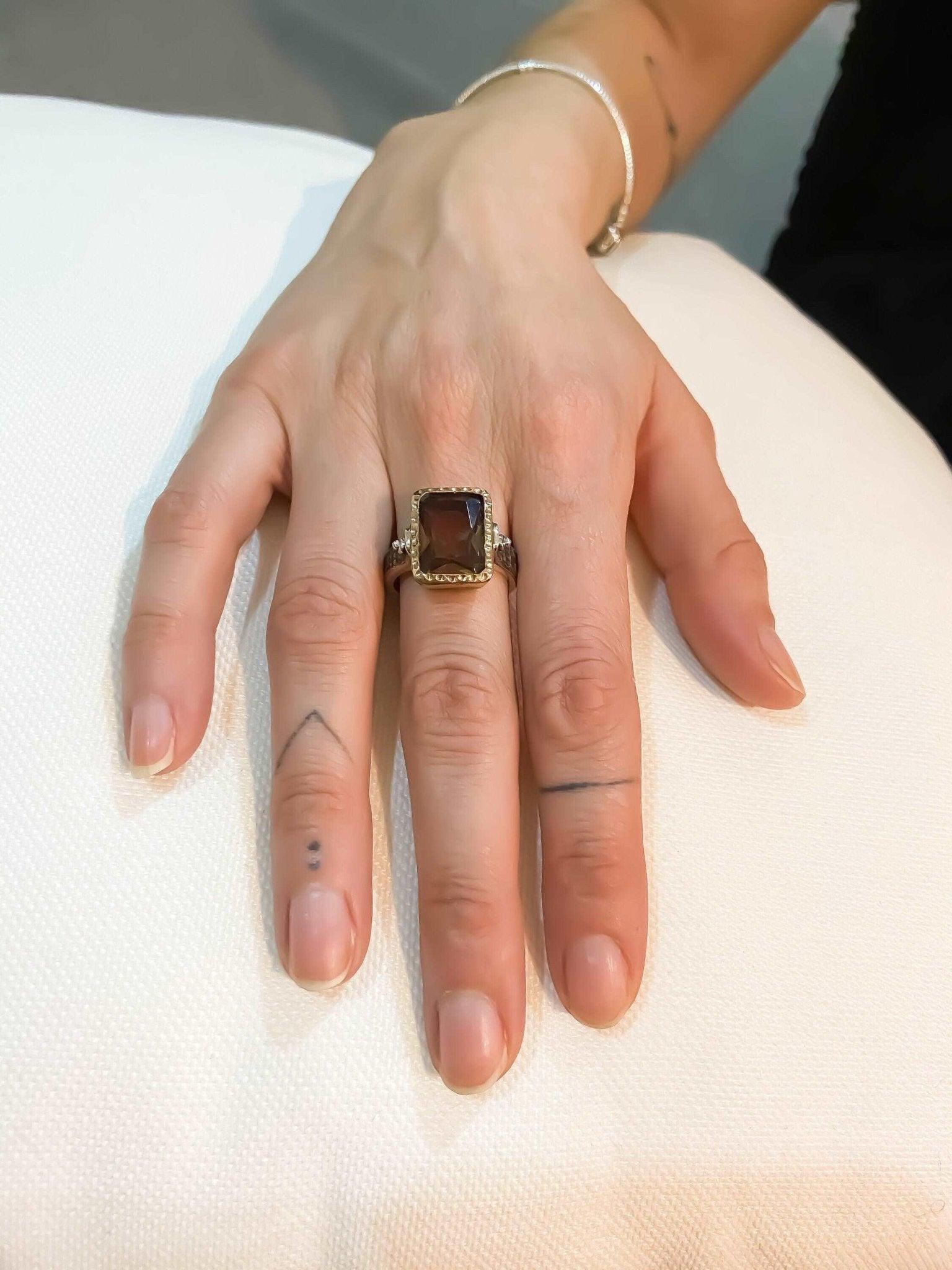 Diaspore Zultanite Stone Ring, 925 Sterling Silver Handmade Diaspore ZNatural Diaspore Zultanite stone desing women's ring made with 925 sterling hand workmanship.it is completely handcrafted and design. Stone cutting and all our equipDiaspore Zultanite Stone