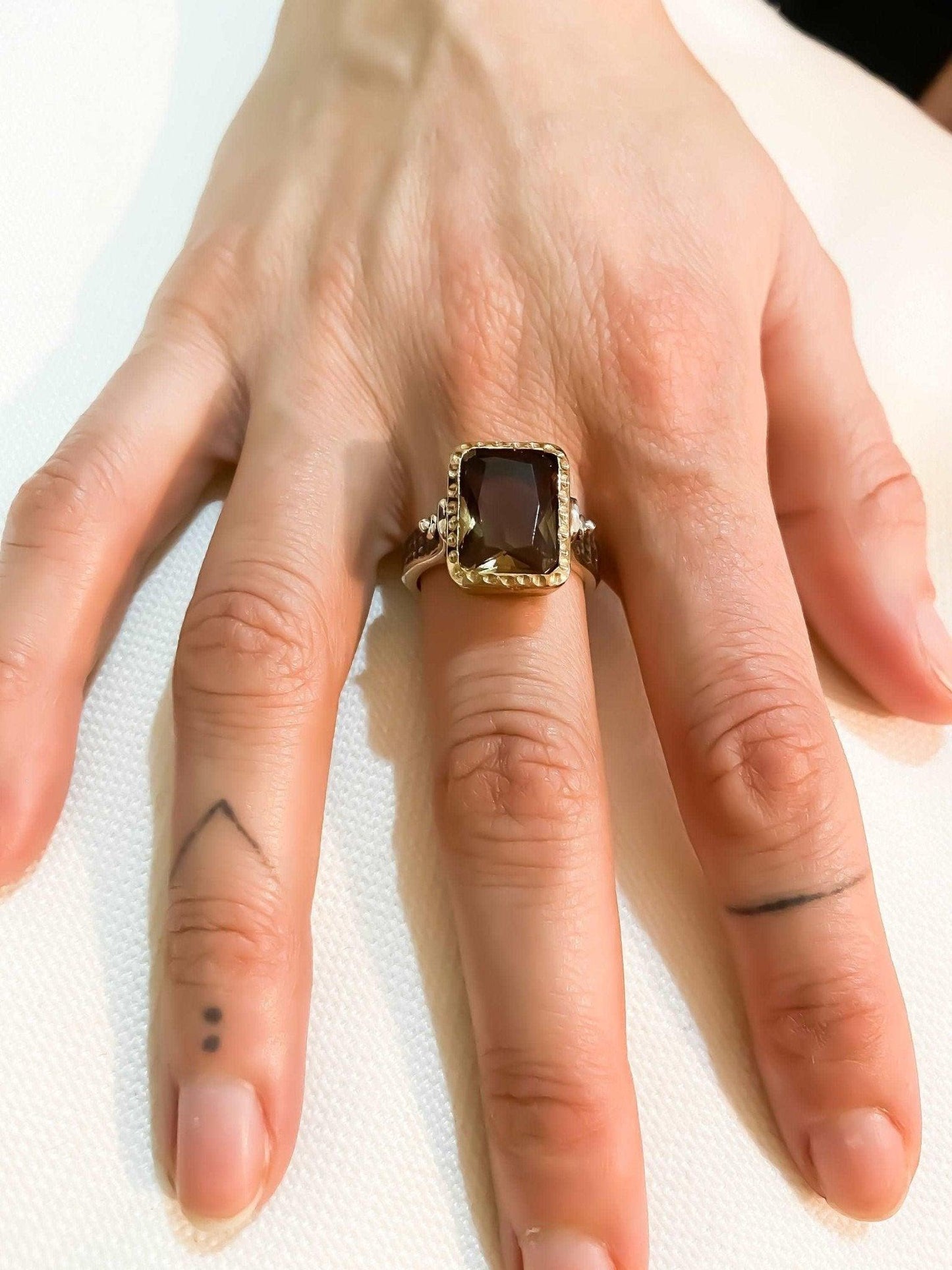 Diaspore Zultanite Stone Ring, 925 Sterling Silver Handmade Diaspore ZNatural Diaspore Zultanite stone desing women's ring made with 925 sterling hand workmanship.it is completely handcrafted and design. Stone cutting and all our equipDiaspore Zultanite Stone