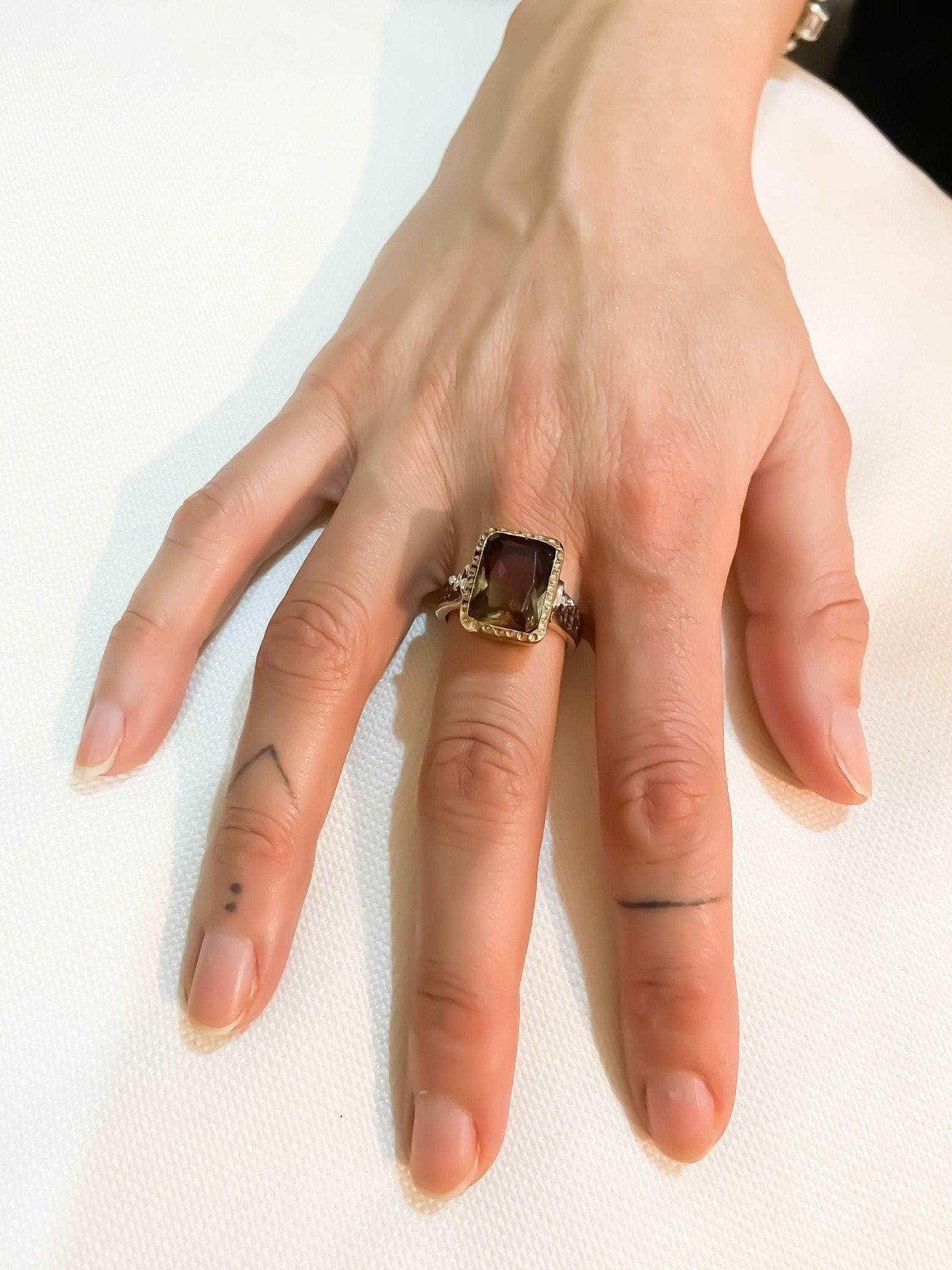 Diaspore Zultanite Stone Ring, 925 Sterling Silver Handmade Diaspore ZNatural Diaspore Zultanite stone desing women's ring made with 925 sterling hand workmanship.it is completely handcrafted and design. Stone cutting and all our equipDiaspore Zultanite Stone