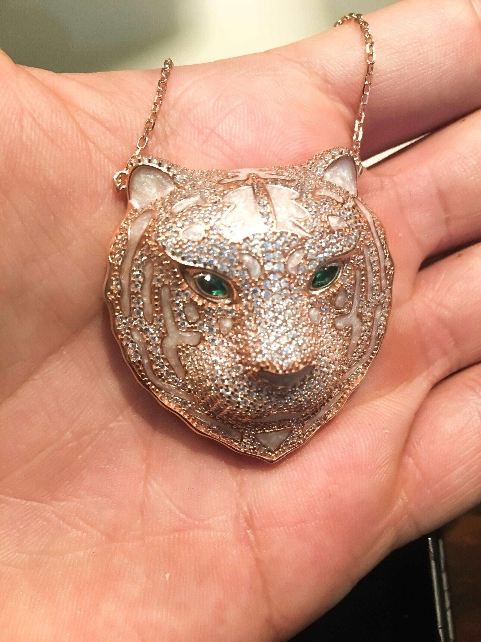 Emerald Eye Rose Gold Leopard Head Zircon Stone 925 Sterling Silver CuUnique Leopard Head is 925 sterling silver and it is completely handcrafted.Stone is zircon gemstone.
Eyes is Emerald. Nacre Working Handmade Study. Design productioEmerald Eye Rose Gold