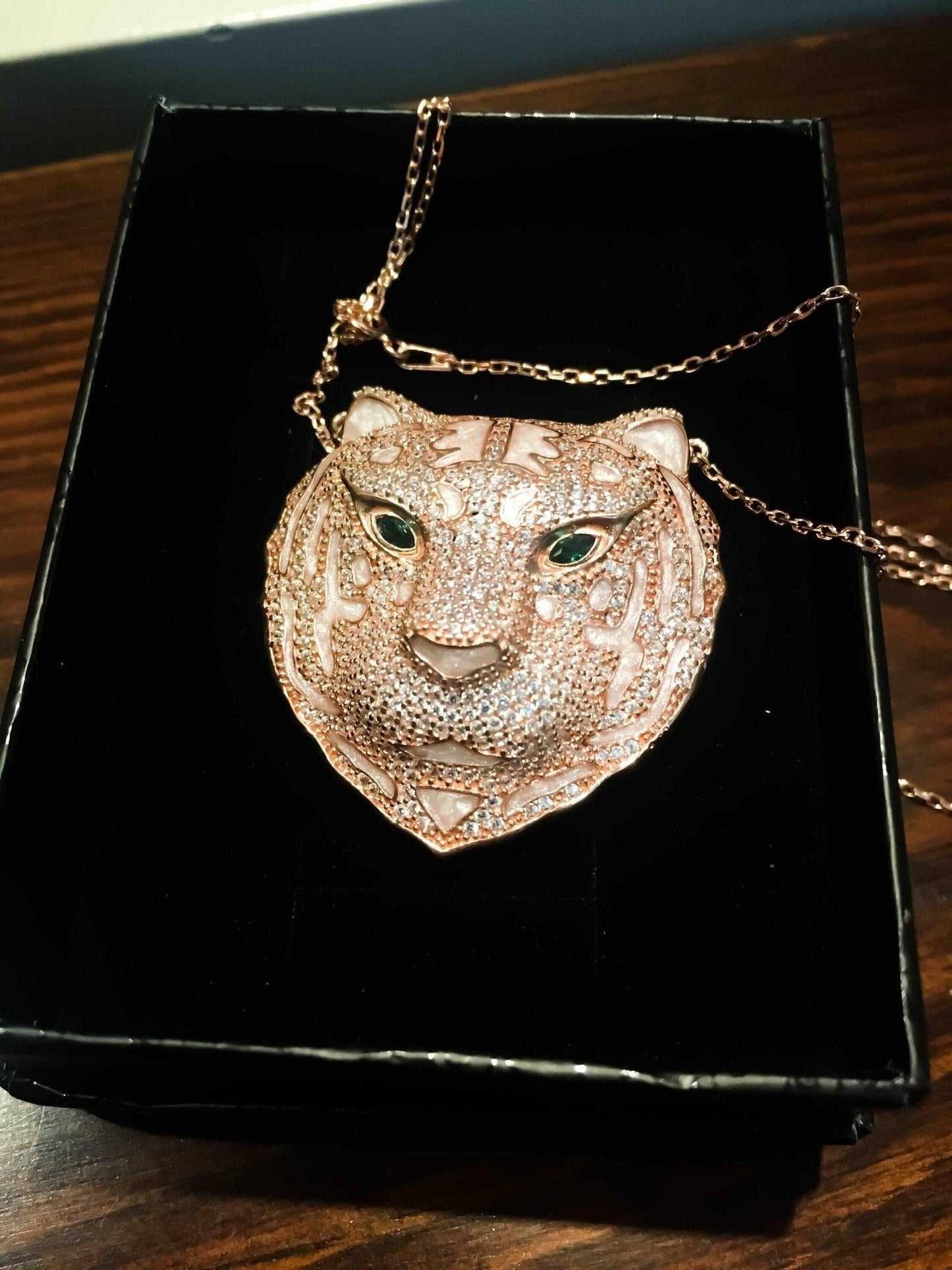 Emerald Eye Rose Gold Leopard Head Zircon Stone 925 Sterling Silver CuUnique Leopard Head is 925 sterling silver and it is completely handcrafted.Stone is zircon gemstone.
Eyes is Emerald. Nacre Working Handmade Study. Design productioEmerald Eye Rose Gold
