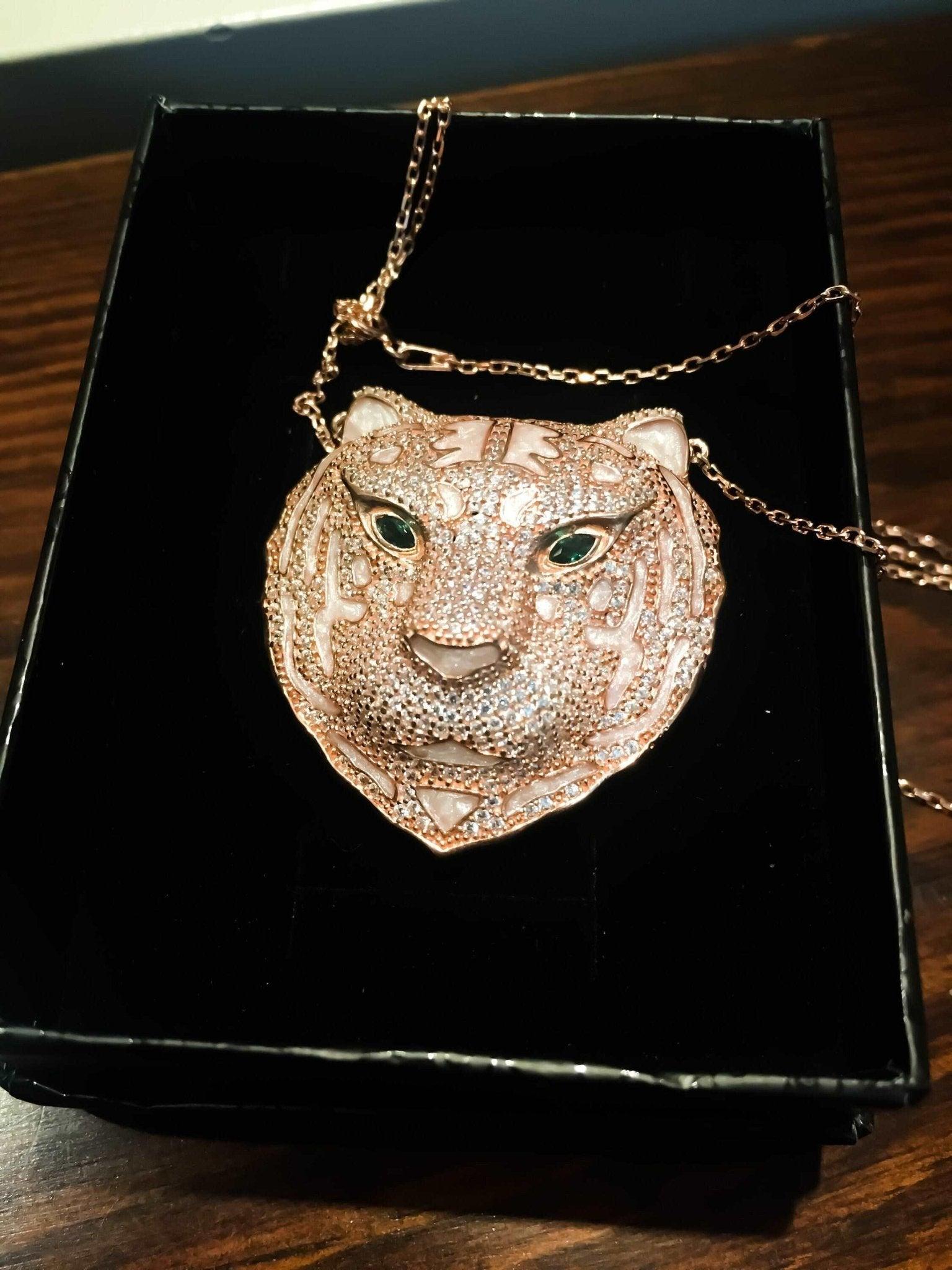 Emerald Eye Rose Gold Leopard Head Zircon Stone 925 Sterling Silver CuUnique Leopard Head is 925 sterling silver and it is completely handcrafted.Stone is zircon gemstone.
Eyes is Emerald. Nacre Working Handmade Study. Design productioEmerald Eye Rose Gold