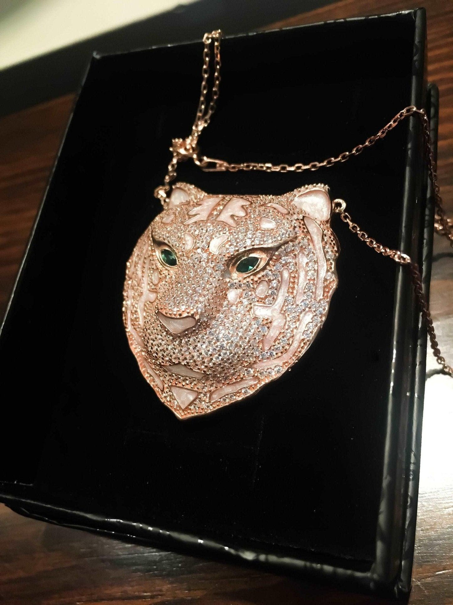 Emerald Eye Rose Gold Leopard Head Zircon Stone 925 Sterling Silver CuUnique Leopard Head is 925 sterling silver and it is completely handcrafted.Stone is zircon gemstone.
Eyes is Emerald. Nacre Working Handmade Study. Design productioEmerald Eye Rose Gold