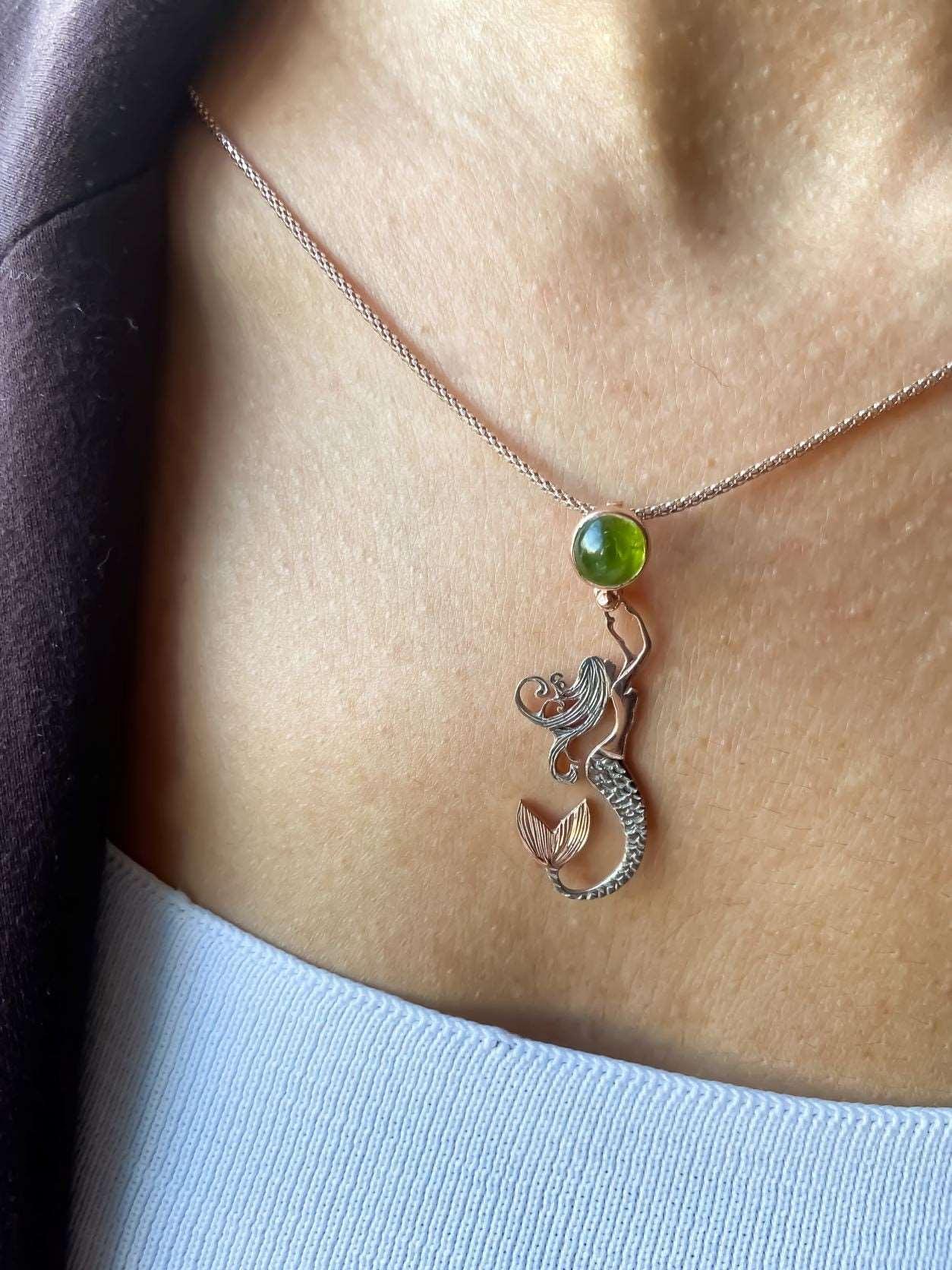 Mermaid First Quality Peridot Natural Stone 925 Sterling Silver NecklaMermaid peridot pendant Necklace. Designs were designed by our design team. It is completely handcrafted by our craftsmen. These completely special design earrings aMermaid First Quality Peridot