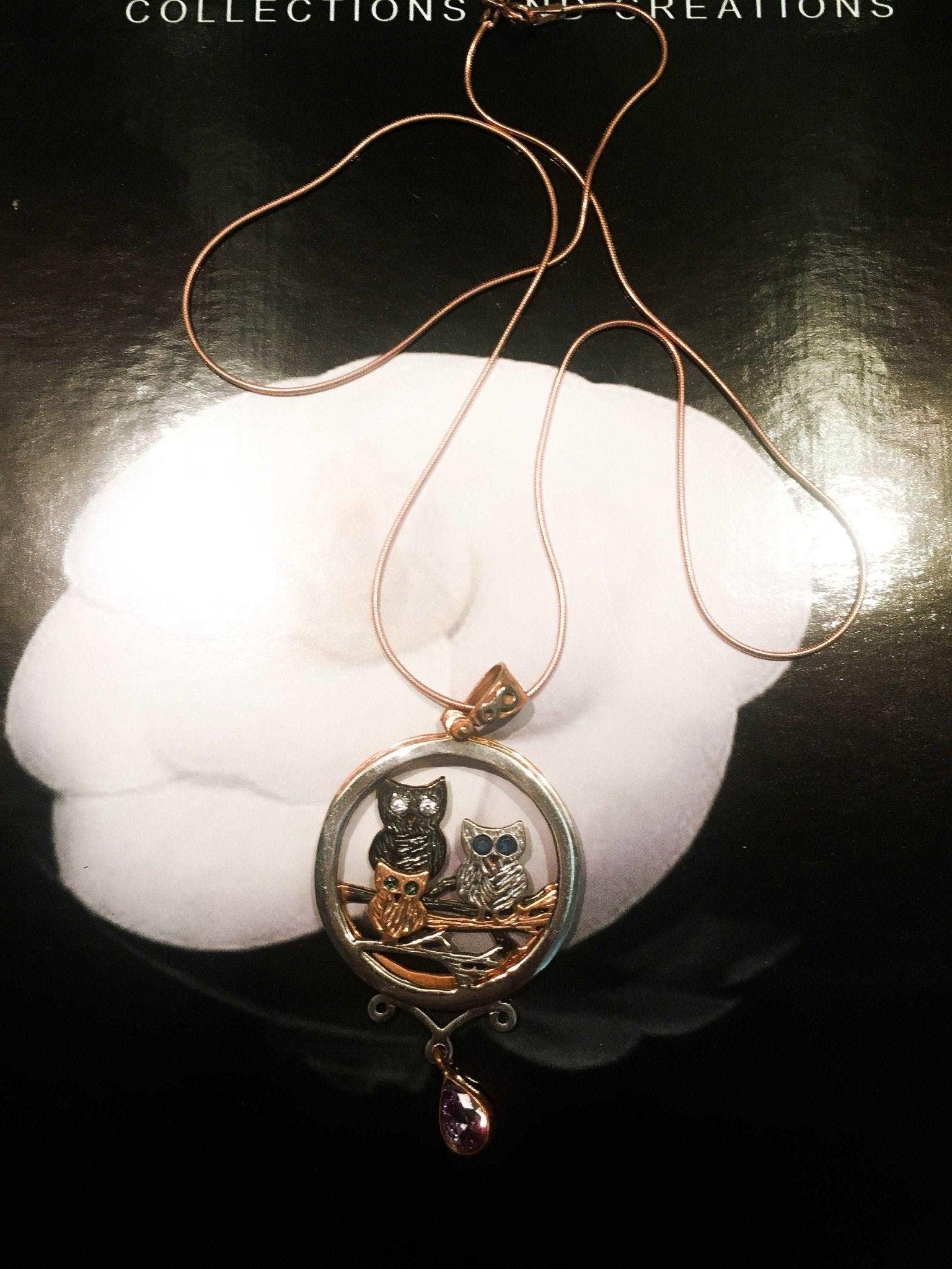 Moving Owl Amethyst Stone Pendant, Custom Desing Handmade Rose Gold OwIts design and craftsmanship are a very special and beloved piece of ours. Its opening makes it 3-dimensional.Our stone under the owl is amethyst.
eyes are emerald aMoving Owl Amethyst Stone Pendant