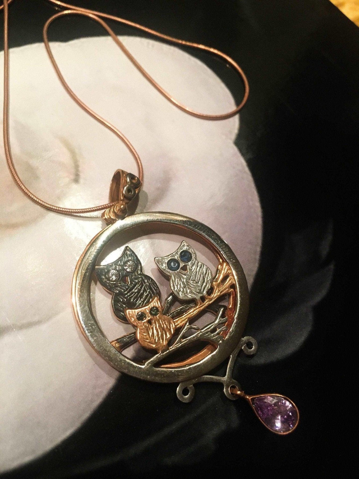 Moving Owl Amethyst Stone Pendant, Custom Desing Handmade Rose Gold OwIts design and craftsmanship are a very special and beloved piece of ours. Its opening makes it 3-dimensional.Our stone under the owl is amethyst.
eyes are emerald aMoving Owl Amethyst Stone Pendant