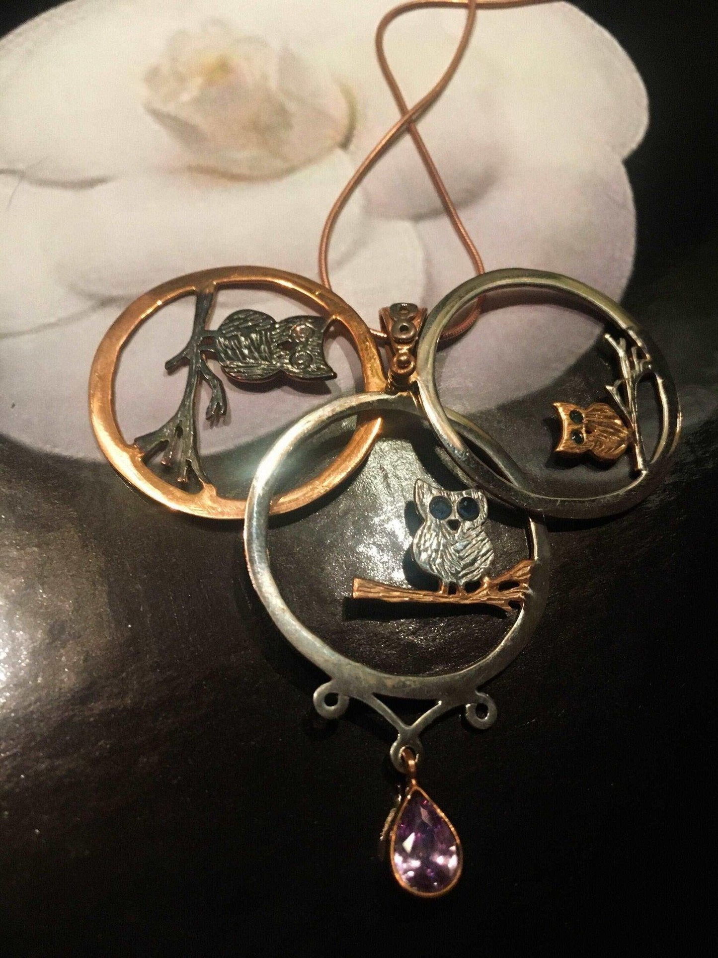 Moving Owl Amethyst Stone Pendant, Custom Desing Handmade Rose Gold OwIts design and craftsmanship are a very special and beloved piece of ours. Its opening makes it 3-dimensional.Our stone under the owl is amethyst.
eyes are emerald aMoving Owl Amethyst Stone Pendant