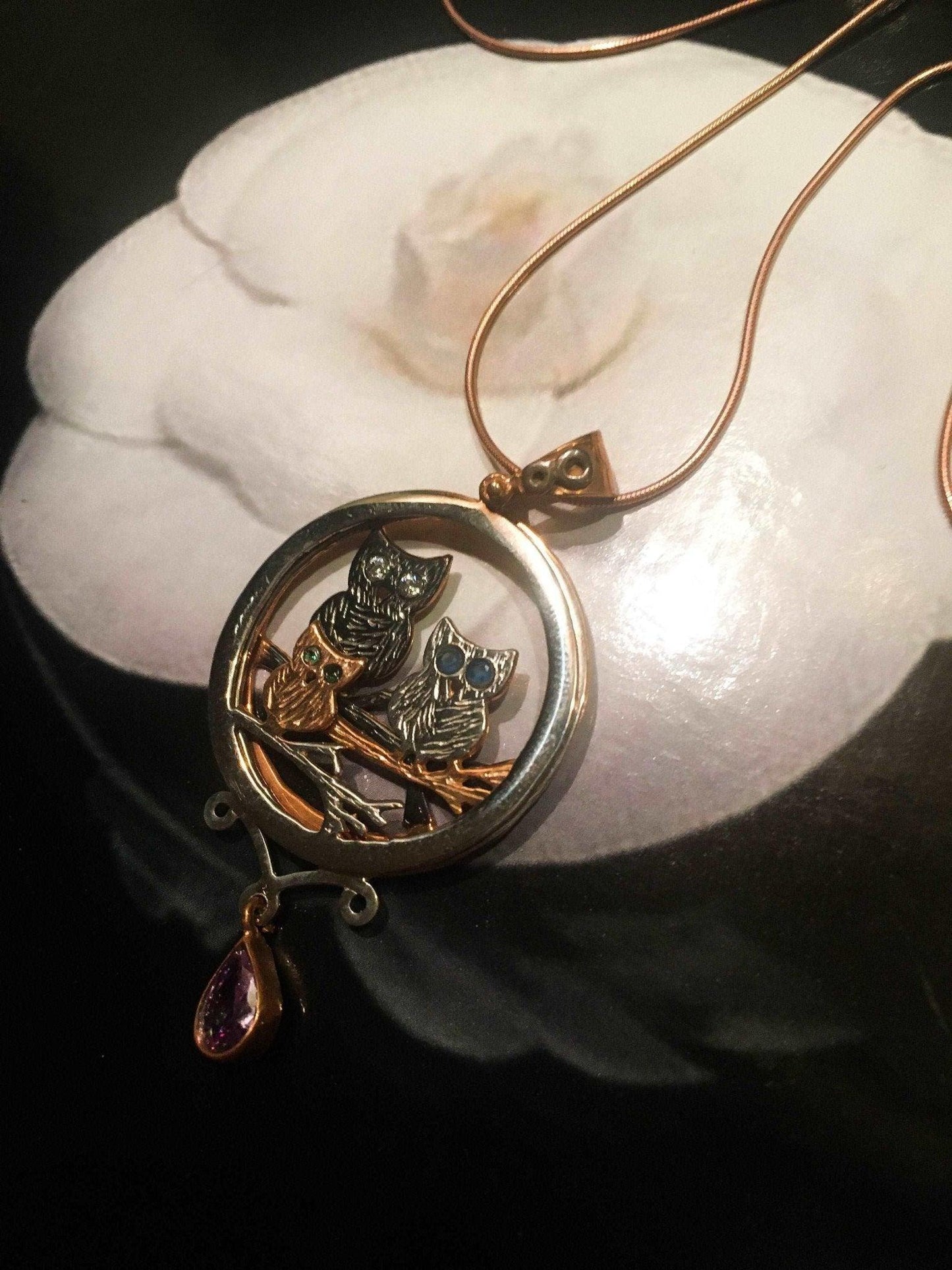 Moving Owl Amethyst Stone Pendant, Custom Desing Handmade Rose Gold OwIts design and craftsmanship are a very special and beloved piece of ours. Its opening makes it 3-dimensional.Our stone under the owl is amethyst.
eyes are emerald aMoving Owl Amethyst Stone Pendant