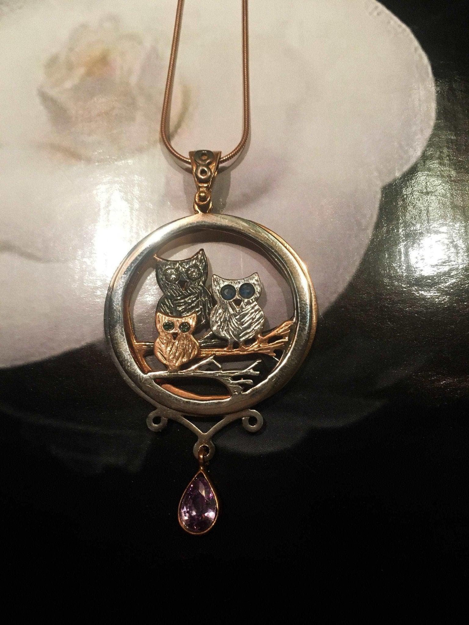 Moving Owl Amethyst Stone Pendant, Custom Desing Handmade Rose Gold OwIts design and craftsmanship are a very special and beloved piece of ours. Its opening makes it 3-dimensional.Our stone under the owl is amethyst.
eyes are emerald aMoving Owl Amethyst Stone Pendant