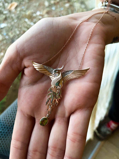Peridot Gemstone Emerald Eye Fire Bird Phoenix 925 Sterling Silver NecPeridot Gemstone Our phoenix is ​​925 sterling silver and it is completely handcrafted. The eyes you see on it are decorated with emeralds.
It is specially designed Peridot Gemstone