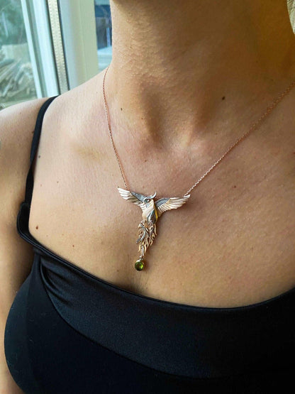 Peridot Gemstone Emerald Eye Fire Bird Phoenix 925 Sterling Silver NecPeridot Gemstone Our phoenix is ​​925 sterling silver and it is completely handcrafted. The eyes you see on it are decorated with emeralds.
It is specially designed Peridot Gemstone