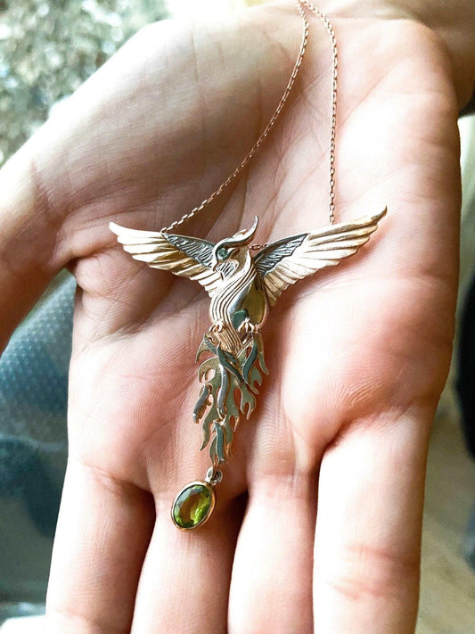 Peridot Gemstone Emerald Eye Fire Bird Phoenix 925 Sterling Silver NecPeridot Gemstone Our phoenix is ​​925 sterling silver and it is completely handcrafted. The eyes you see on it are decorated with emeralds.
It is specially designed Peridot Gemstone