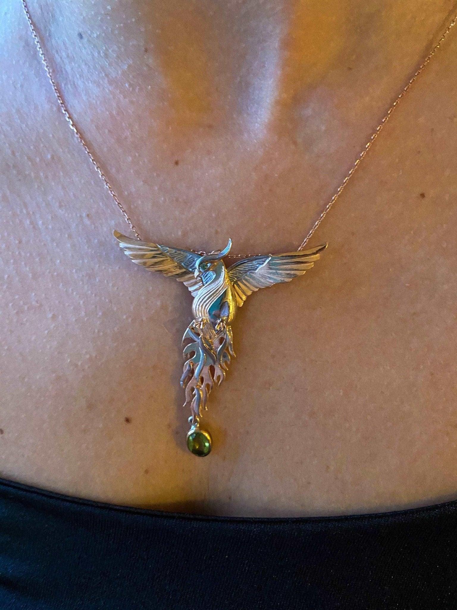 Peridot Gemstone Emerald Eye Fire Bird Phoenix 925 Sterling Silver NecPeridot Gemstone Our phoenix is ​​925 sterling silver and it is completely handcrafted. The eyes you see on it are decorated with emeralds.
It is specially designed Peridot Gemstone