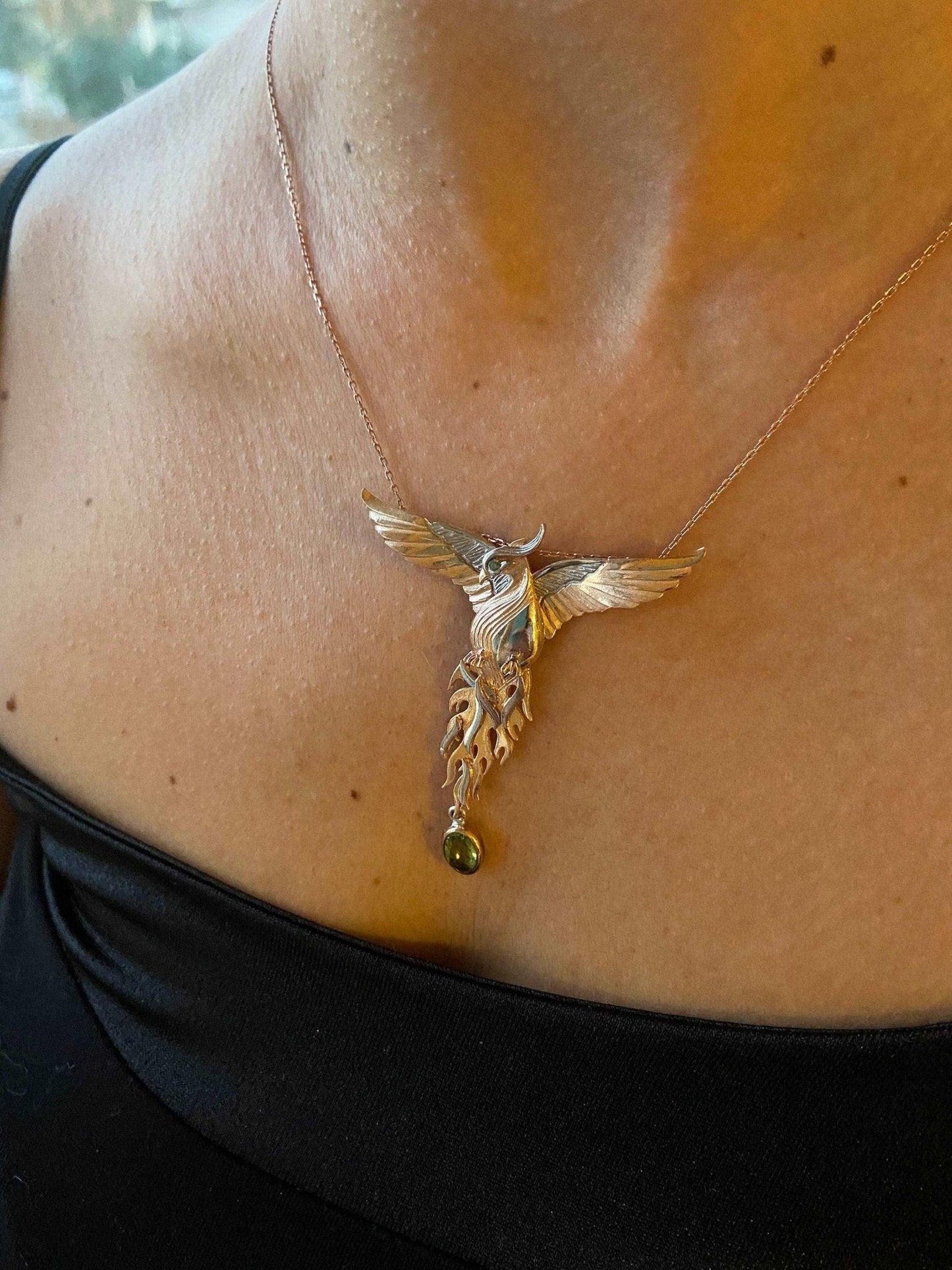 Peridot Gemstone Emerald Eye Fire Bird Phoenix 925 Sterling Silver NecPeridot Gemstone Our phoenix is ​​925 sterling silver and it is completely handcrafted. The eyes you see on it are decorated with emeralds.
It is specially designed Peridot Gemstone