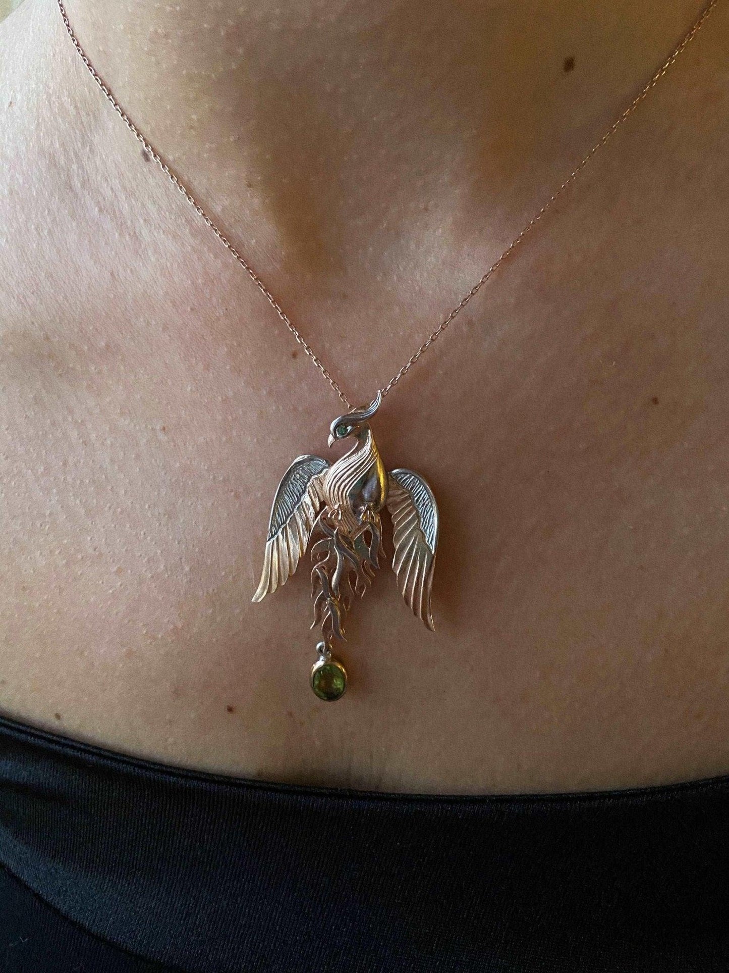 Peridot Gemstone Emerald Eye Fire Bird Phoenix 925 Sterling Silver NecPeridot Gemstone Our phoenix is ​​925 sterling silver and it is completely handcrafted. The eyes you see on it are decorated with emeralds.
It is specially designed Peridot Gemstone