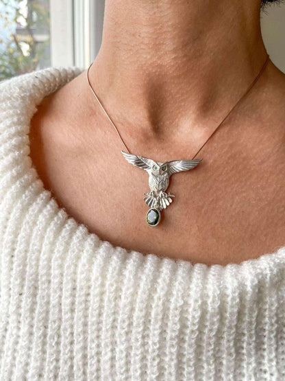 Peridot Stone 925 Silver Owl Design Necklace, Handmade Emerald Eyes OwOur Peridot Owl is ​​925 sterling silver and it is completely handcrafted. The eyes you see on it are decorated with emeralds.the bottom stone is the Peridot GemstonPeridot Stone