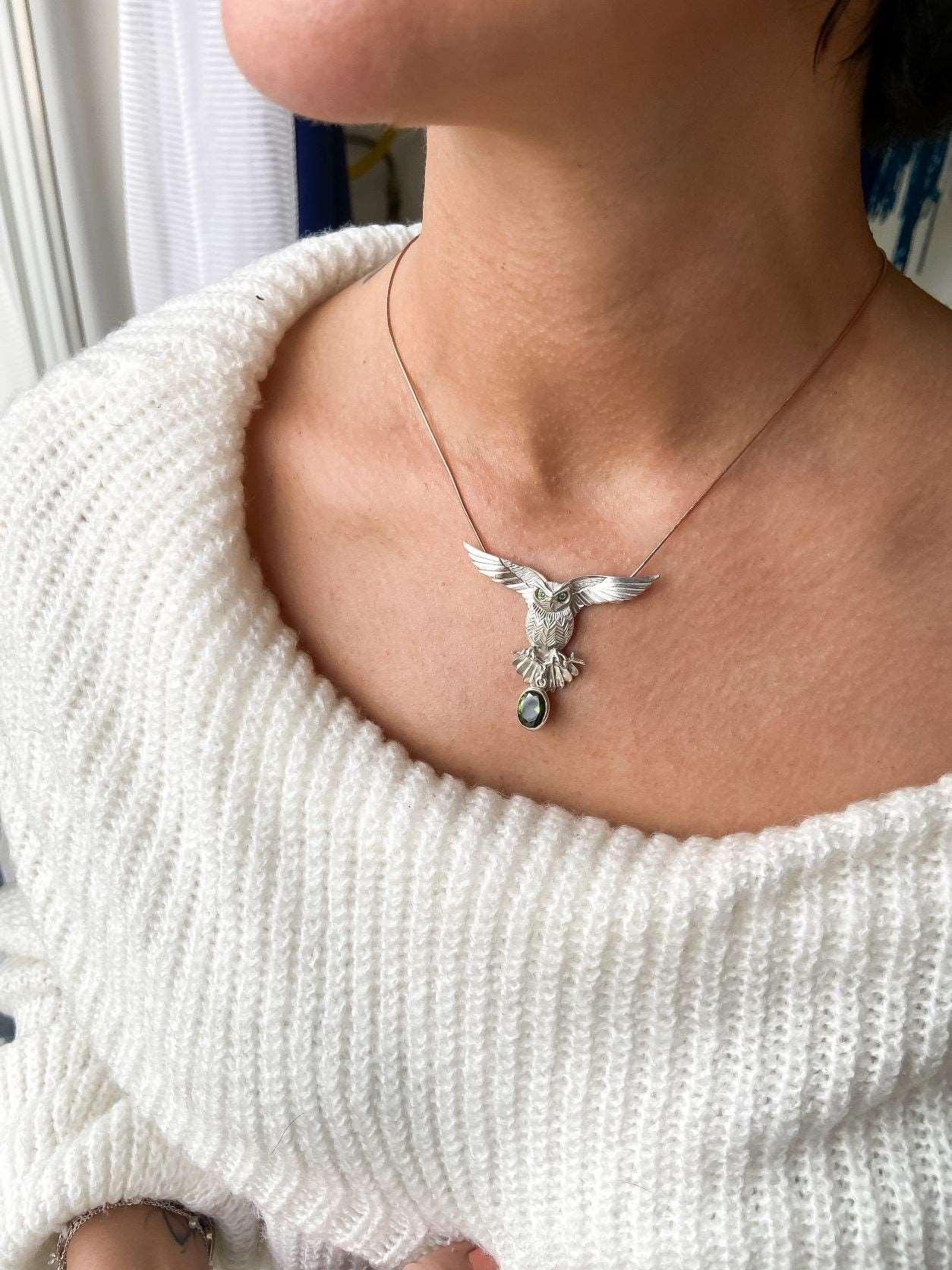 Peridot Stone 925 Silver Owl Design Necklace, Handmade Emerald Eyes OwOur Peridot Owl is ​​925 sterling silver and it is completely handcrafted. The eyes you see on it are decorated with emeralds.the bottom stone is the Peridot GemstonPeridot Stone