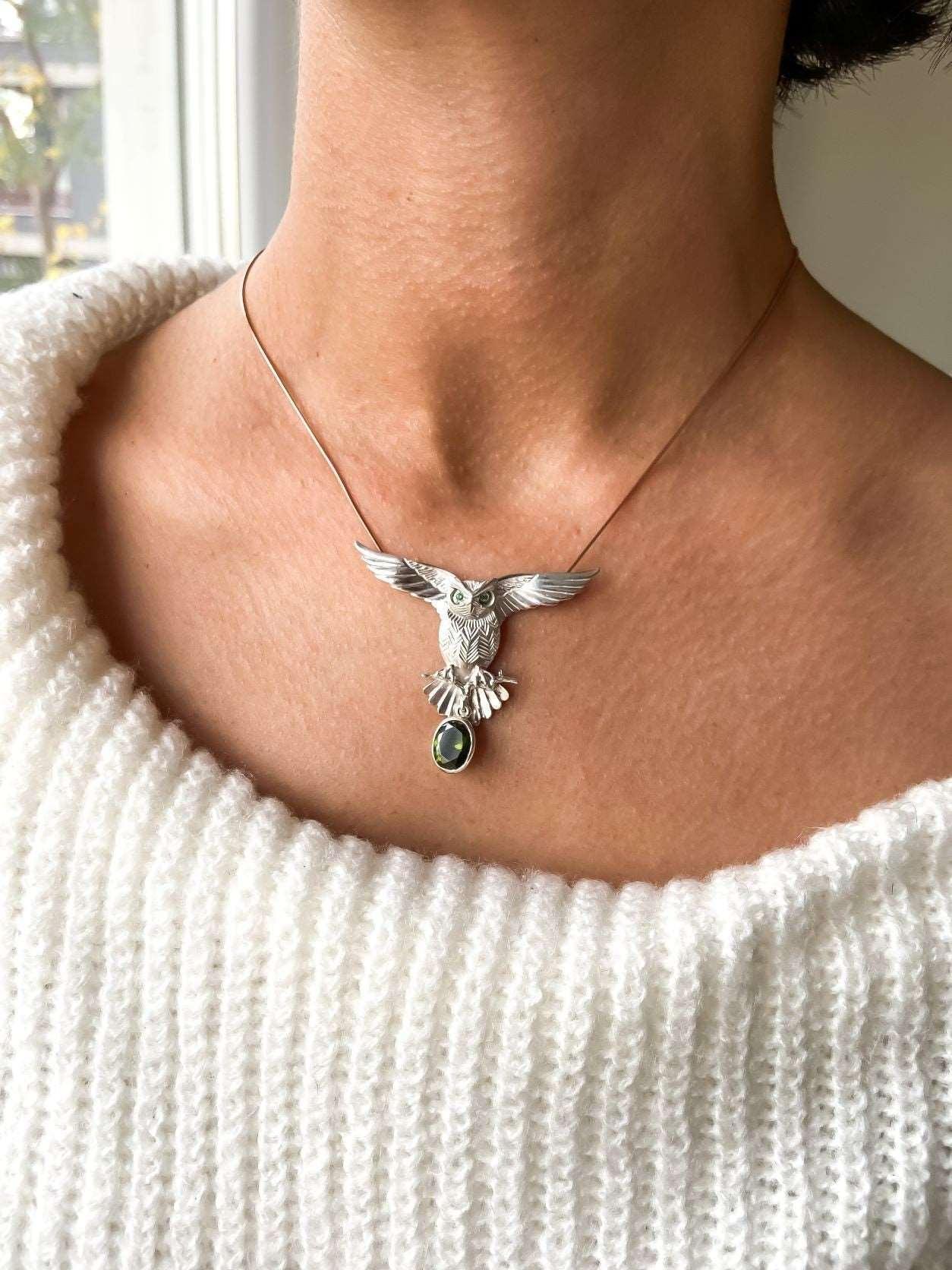 Peridot Stone 925 Silver Owl Design Necklace, Handmade Emerald Eyes OwOur Peridot Owl is ​​925 sterling silver and it is completely handcrafted. The eyes you see on it are decorated with emeralds.the bottom stone is the Peridot GemstonPeridot Stone