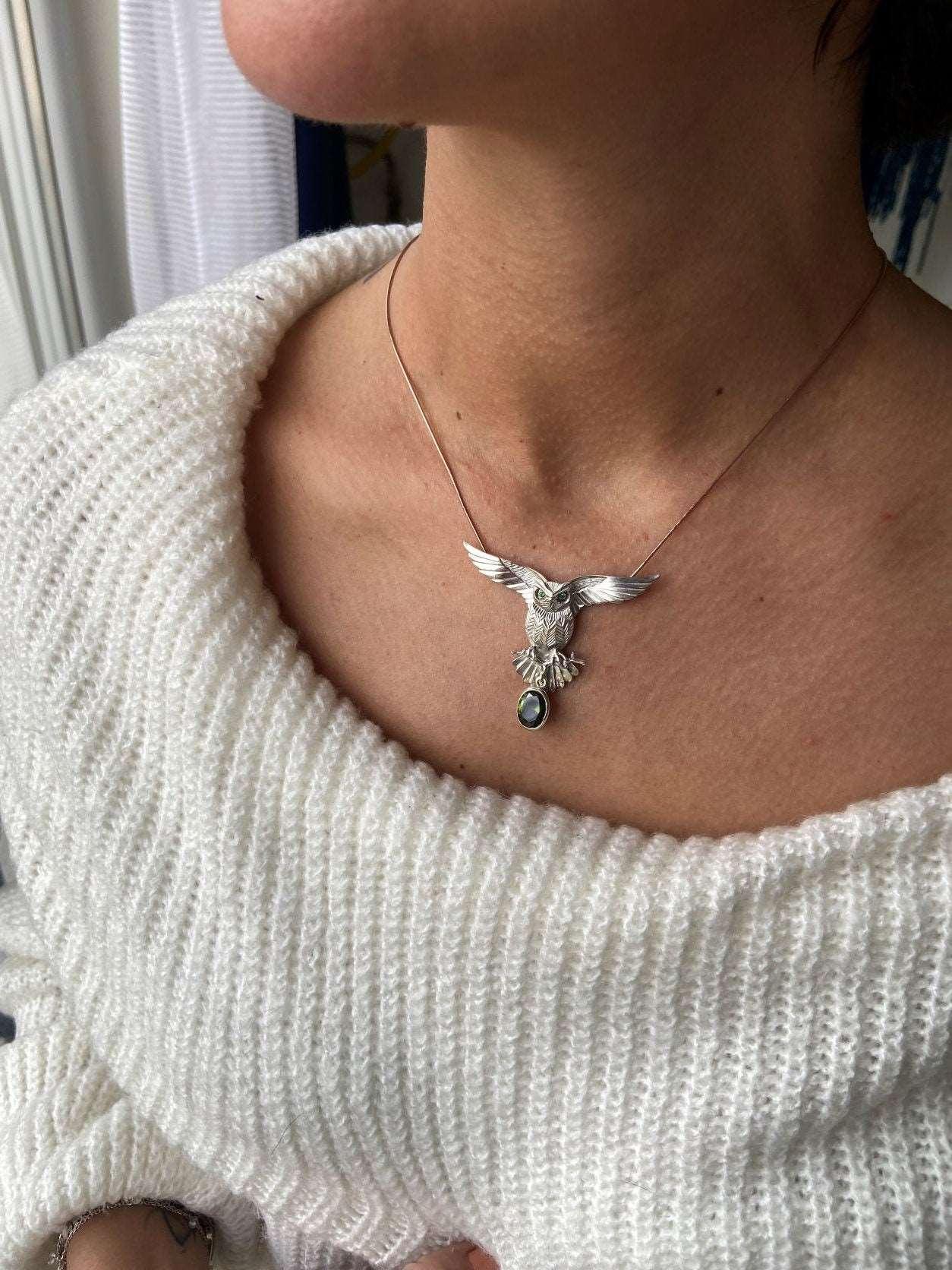 Peridot Stone 925 Silver Owl Design Necklace, Handmade Emerald Eyes OwOur Peridot Owl is ​​925 sterling silver and it is completely handcrafted. The eyes you see on it are decorated with emeralds.the bottom stone is the Peridot GemstonPeridot Stone