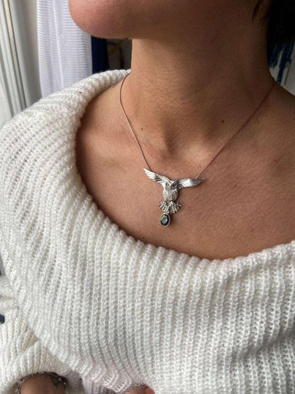 Peridot Stone 925 Silver Owl Design Necklace, Handmade Emerald Eyes OwOur Peridot Owl is ​​925 sterling silver and it is completely handcrafted. The eyes you see on it are decorated with emeralds.the bottom stone is the Peridot GemstonPeridot Stone