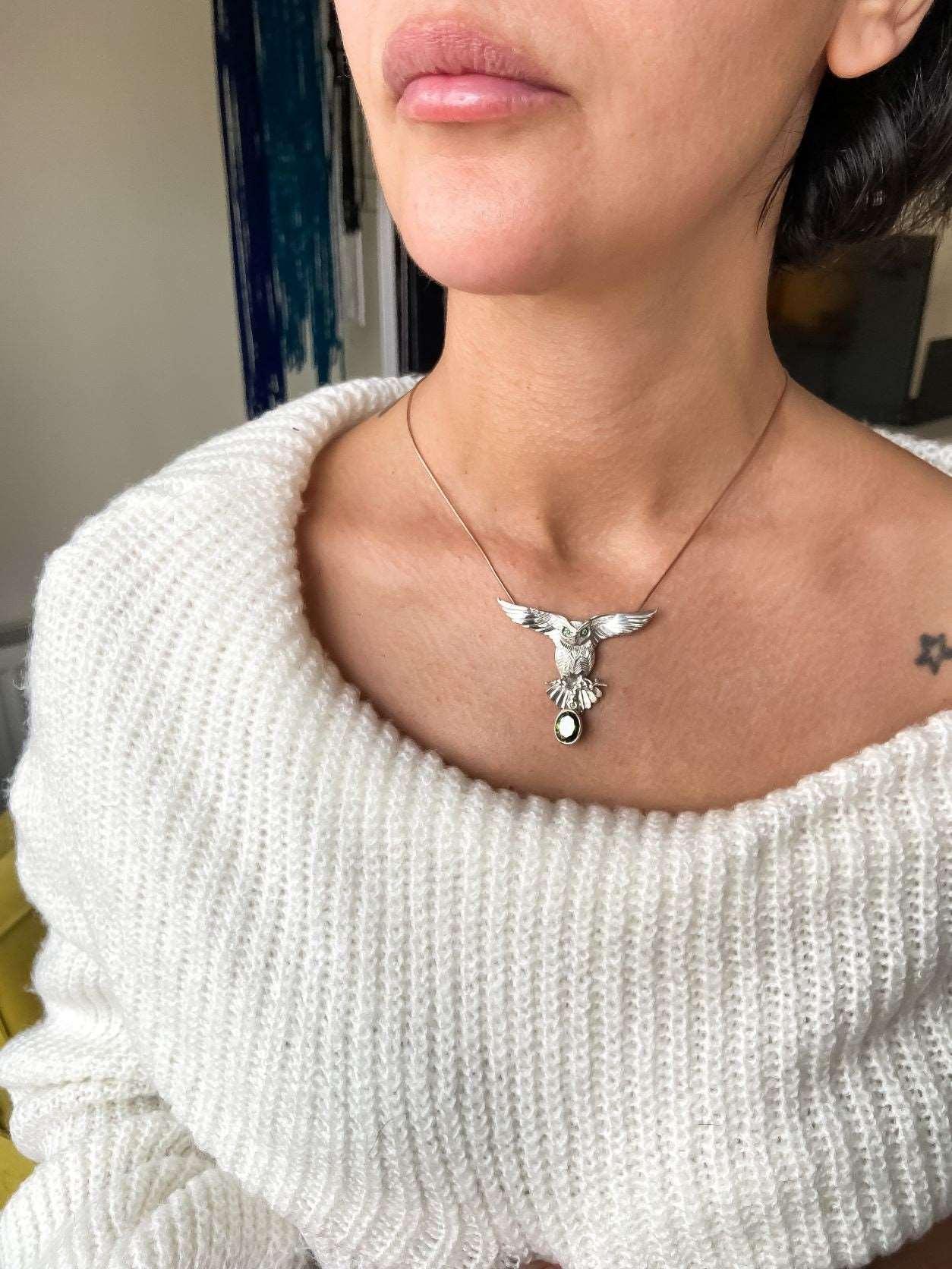 Peridot Stone 925 Silver Owl Design Necklace, Handmade Emerald Eyes OwOur Peridot Owl is ​​925 sterling silver and it is completely handcrafted. The eyes you see on it are decorated with emeralds.the bottom stone is the Peridot GemstonPeridot Stone