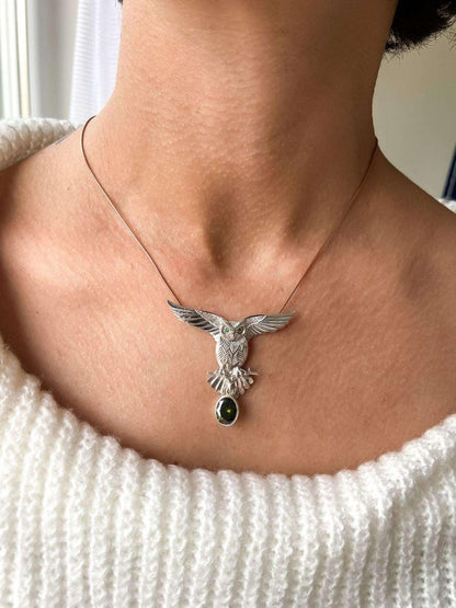 Peridot Stone 925 Silver Owl Design Necklace, Handmade Emerald Eyes OwOur Peridot Owl is ​​925 sterling silver and it is completely handcrafted. The eyes you see on it are decorated with emeralds.the bottom stone is the Peridot GemstonPeridot Stone