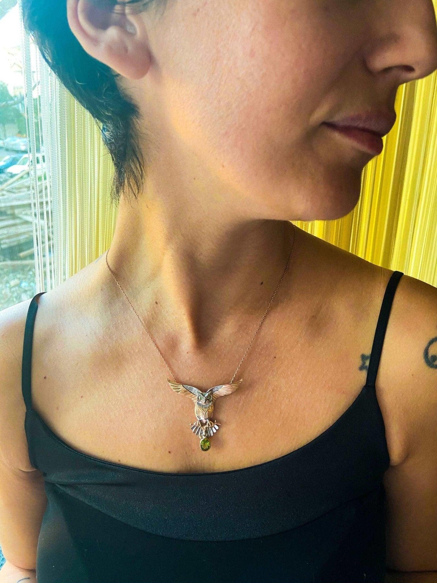 Peridot Stone Owl Custom Desing 925 Sterling Silver Handmade Necklace,Our Owl is ​​925 sterling silver and it is completely handcrafted. The eyes you see on it are decorated with emeralds.the bottom stone is the Peridot Gemstone.It is Peridot Stone Owl