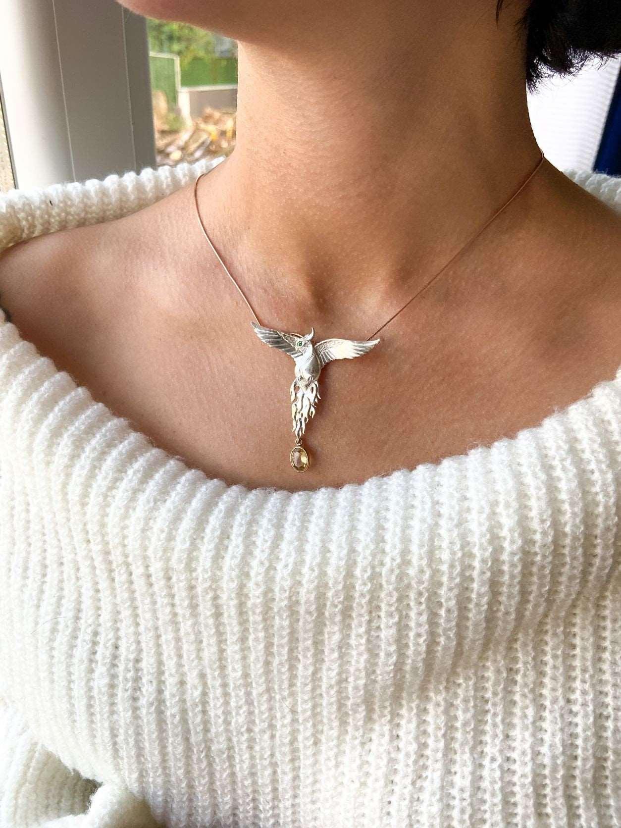Phoenix Strength Citrine Stone Emerald Eyes Firebird 925 Sterling SilvCitrine Gemstone Emerald Eyes Our phoenix is ​​925 sterling silver and it is completely handcrafted. The eyes you see on it are decorated with green emeralds. It is Phoenix Strength Citrine Stone