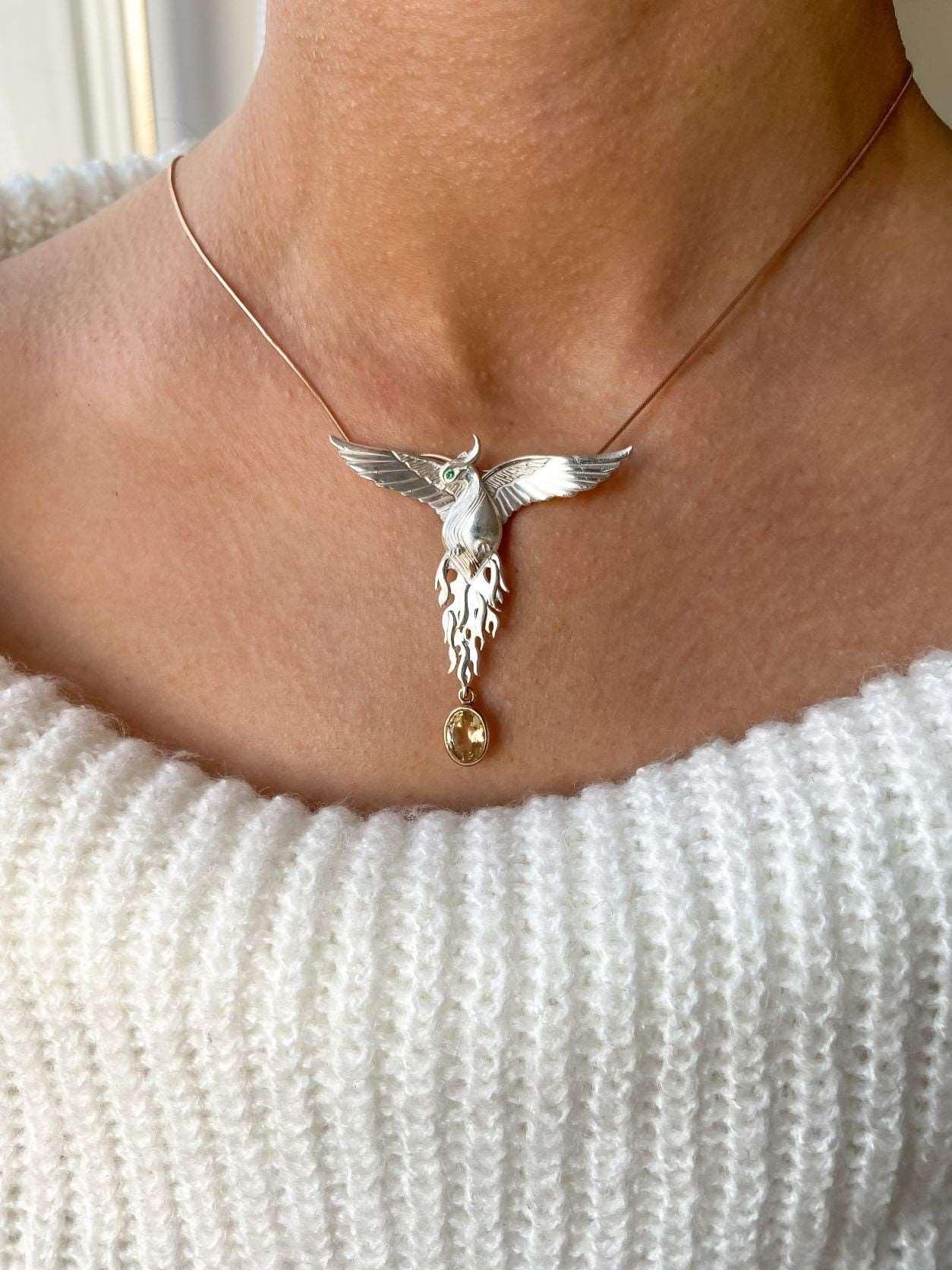 Phoenix Strength Citrine Stone Emerald Eyes Firebird 925 Sterling SilvCitrine Gemstone Emerald Eyes Our phoenix is ​​925 sterling silver and it is completely handcrafted. The eyes you see on it are decorated with green emeralds. It is Phoenix Strength Citrine Stone