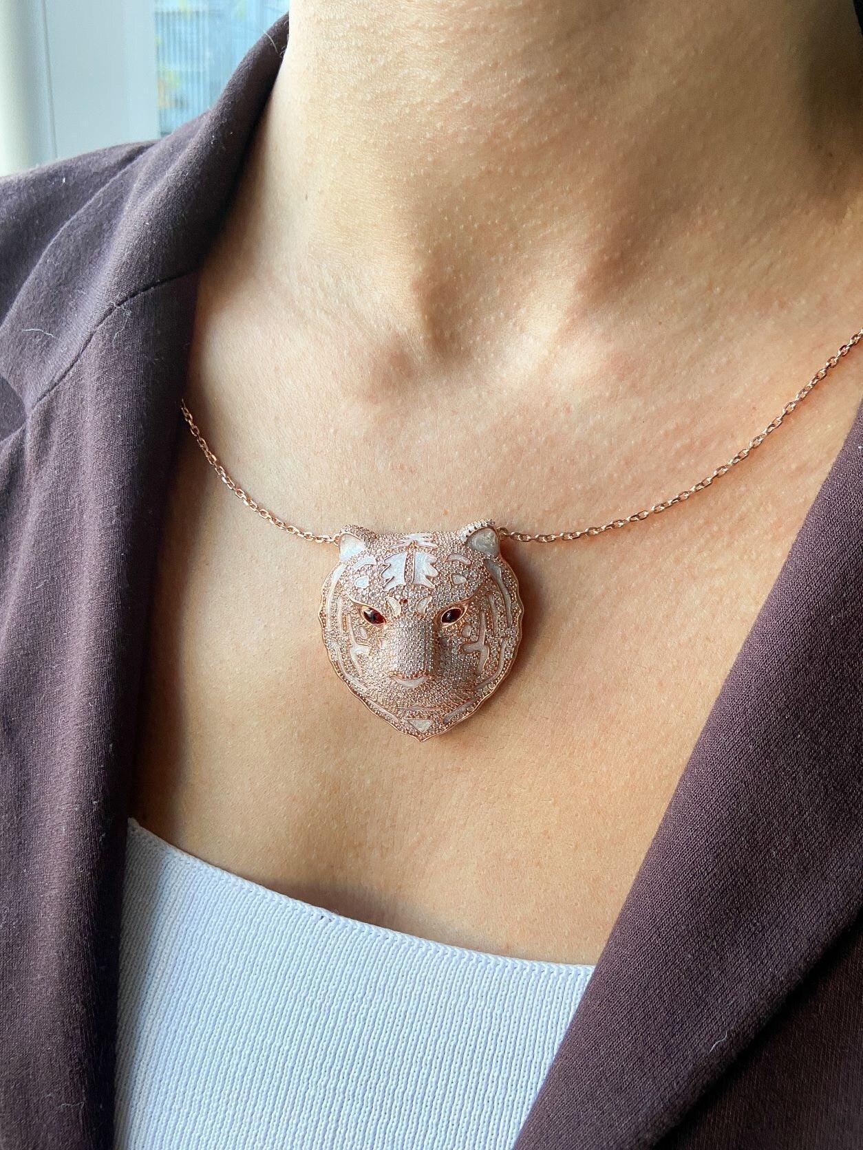 Ruby Leopard Head 925 Sterling Silver Necklace, Custom Desing Ruby EyeUnique Leopard Head is 925 sterling silver and it is completely handcrafted.Stone is zircon gemstone.
Eyes is Ruby. Nacre Working Handmade Study. Design production aRuby Leopard Head