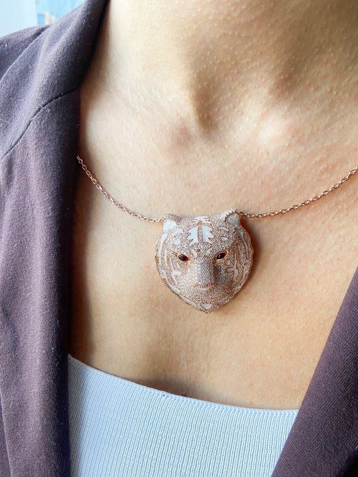 Ruby Leopard Head 925 Sterling Silver Necklace, Custom Desing Ruby EyeUnique Leopard Head is 925 sterling silver and it is completely handcrafted.Stone is zircon gemstone.
Eyes is Ruby. Nacre Working Handmade Study. Design production aRuby Leopard Head