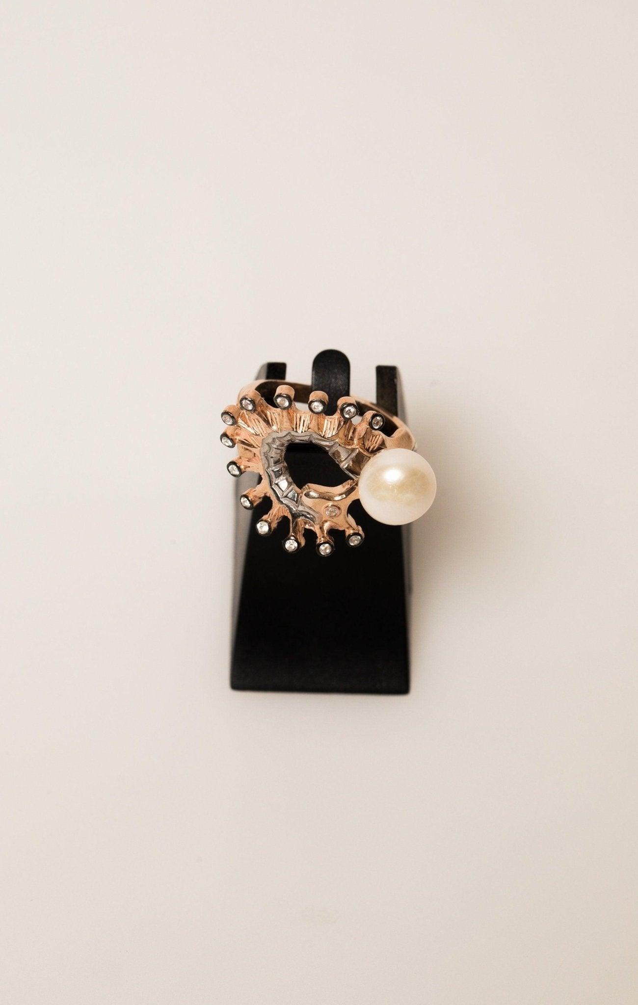 SEAHORSE Pearl Silver Handmade Necklace. 925 Silver Animal Horse PearlOur real white pearl Necklace designed with 925 completely hand workmanship. We have produced our pearl horse pendant, which is the indicator of elegance and elegancSEAHORSE Pearl Silver