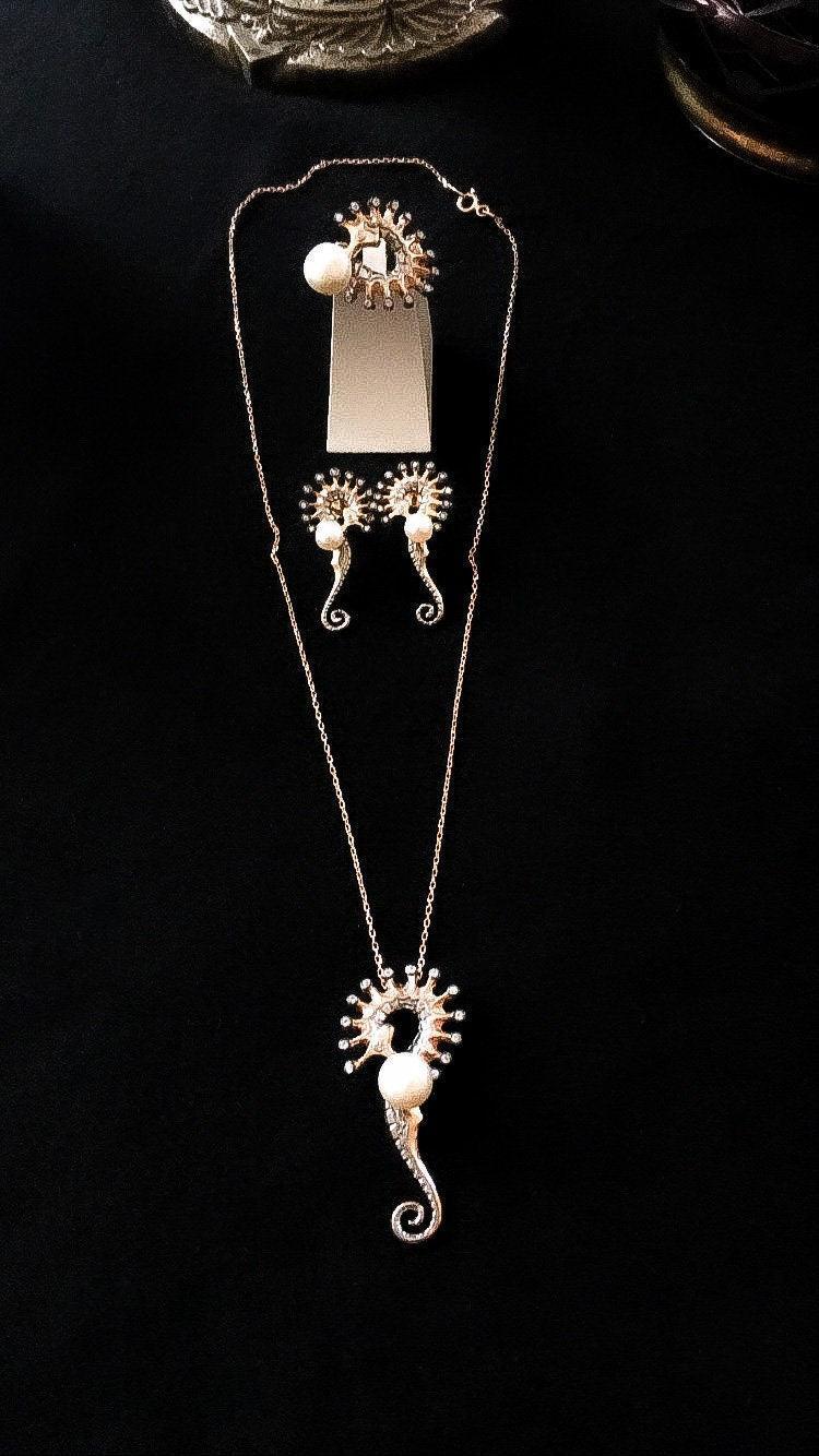 SEAHORSE Pearl Silver Handmade Necklace. 925 Silver Animal Horse PearlOur real white pearl Necklace designed with 925 completely hand workmanship. We have produced our pearl horse pendant, which is the indicator of elegance and elegancSEAHORSE Pearl Silver