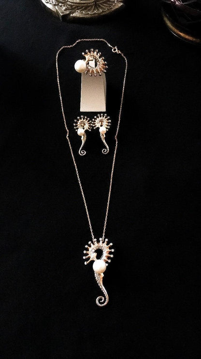 SEAHORSE Pearl Silver Handmade Necklace. 925 Silver Animal Horse PearlOur real white pearl Necklace designed with 925 completely hand workmanship. We have produced our pearl horse pendant, which is the indicator of elegance and elegancSEAHORSE Pearl Silver
