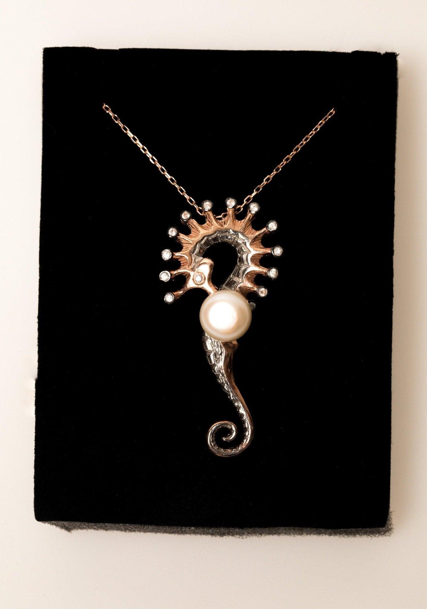 SEAHORSE Pearl Silver Handmade Necklace. 925 Silver Animal Horse PearlOur real white pearl Necklace designed with 925 completely hand workmanship. We have produced our pearl horse pendant, which is the indicator of elegance and elegancSEAHORSE Pearl Silver