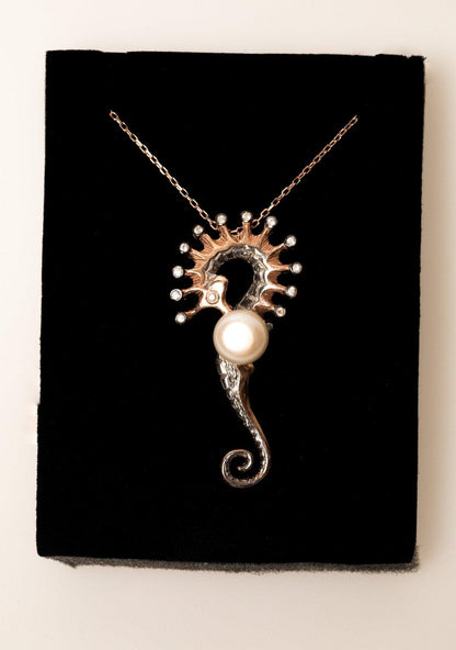 SEAHORSE Pearl Silver Handmade Necklace. 925 Silver Animal Horse PearlOur real white pearl Necklace designed with 925 completely hand workmanship. We have produced our pearl horse pendant, which is the indicator of elegance and elegancSEAHORSE Pearl Silver