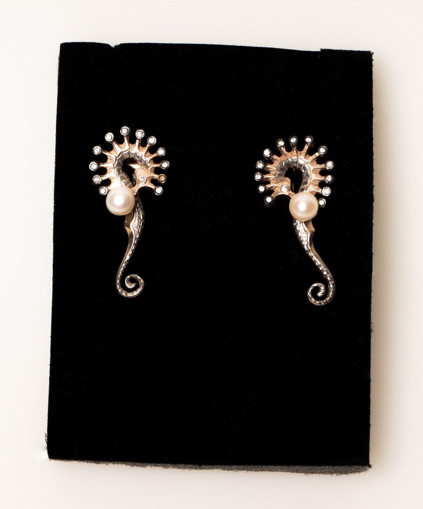 SEAHORSE Pearl Silver Handmade Necklace. 925 Silver Animal Horse PearlOur real white pearl Necklace designed with 925 completely hand workmanship. We have produced our pearl horse pendant, which is the indicator of elegance and elegancSEAHORSE Pearl Silver