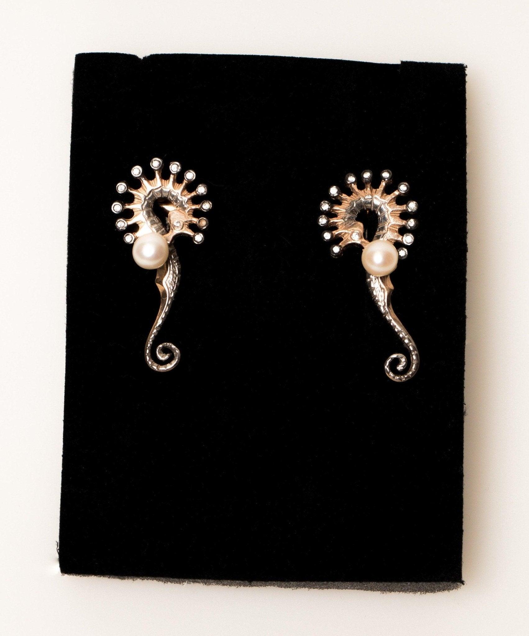 SEAHORSE Pearl Silver Handmade Necklace. 925 Silver Animal Horse PearlOur real white pearl Necklace designed with 925 completely hand workmanship. We have produced our pearl horse pendant, which is the indicator of elegance and elegancSEAHORSE Pearl Silver
