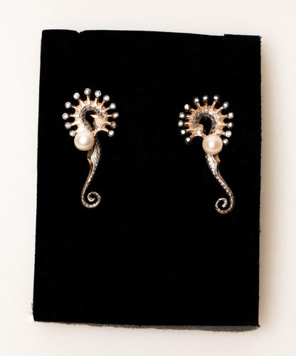SEAHORSE Pearl Silver Handmade Necklace. 925 Silver Animal Horse PearlOur real white pearl Necklace designed with 925 completely hand workmanship. We have produced our pearl horse pendant, which is the indicator of elegance and elegancSEAHORSE Pearl Silver