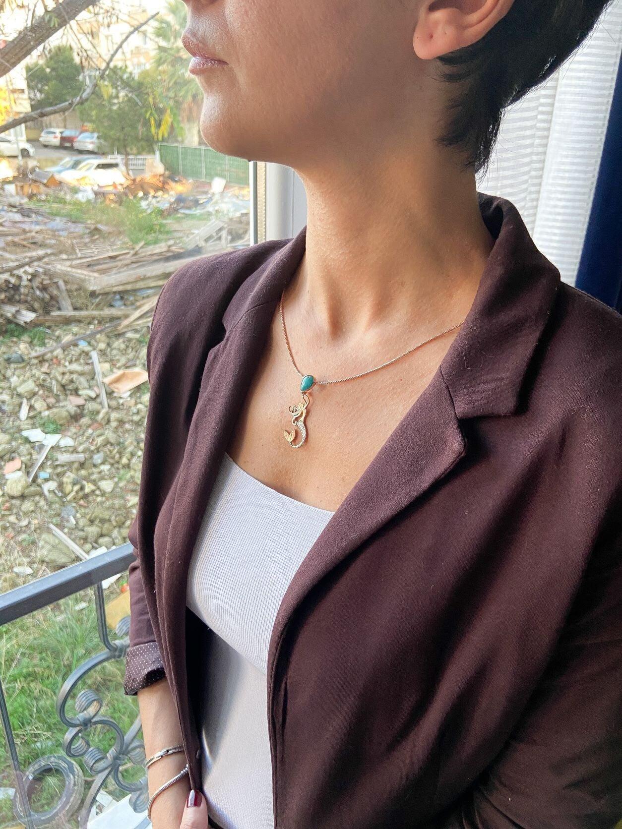 TURQUOISE Stone  Mermaid Jewelry Natural Necklace For Women, Custom De925 Sterling Silver A beautiful mermaid is swimming up to the surface, carrying a Natural Turquoise Stone as a gift from the deep sea to the land world.
These speciaTurquoise Stone