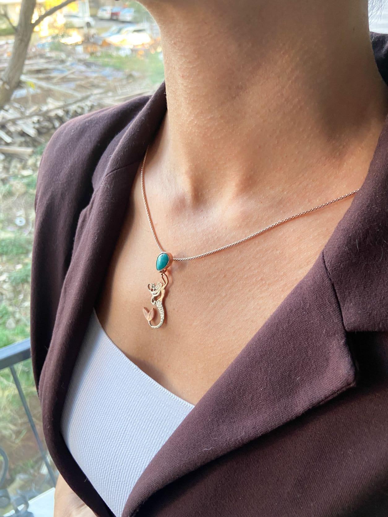 TURQUOISE Stone  Mermaid Jewelry Natural Necklace For Women, Custom De925 Sterling Silver A beautiful mermaid is swimming up to the surface, carrying a Natural Turquoise Stone as a gift from the deep sea to the land world.
These speciaTurquoise Stone