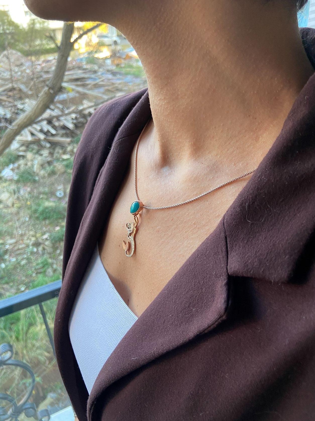 TURQUOISE Stone  Mermaid Jewelry Natural Necklace For Women, Custom De925 Sterling Silver A beautiful mermaid is swimming up to the surface, carrying a Natural Turquoise Stone as a gift from the deep sea to the land world.
These speciaTurquoise Stone