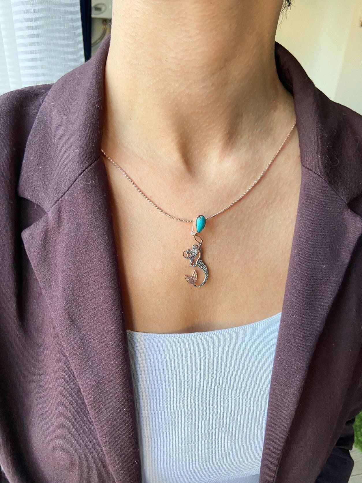 TURQUOISE Stone  Mermaid Jewelry Natural Necklace For Women, Custom De925 Sterling Silver A beautiful mermaid is swimming up to the surface, carrying a Natural Turquoise Stone as a gift from the deep sea to the land world.
These speciaTurquoise Stone