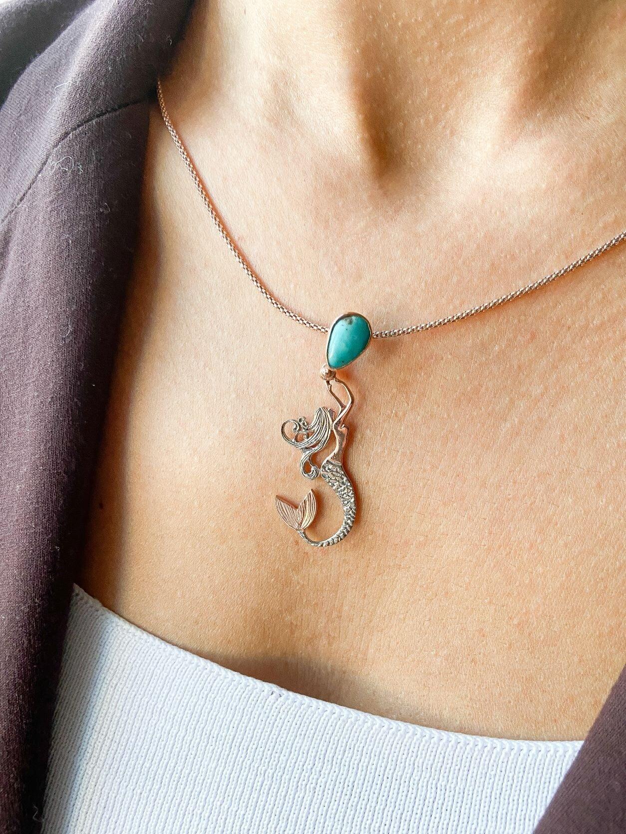TURQUOISE Stone  Mermaid Jewelry Natural Necklace For Women, Custom De925 Sterling Silver A beautiful mermaid is swimming up to the surface, carrying a Natural Turquoise Stone as a gift from the deep sea to the land world.
These speciaTurquoise Stone